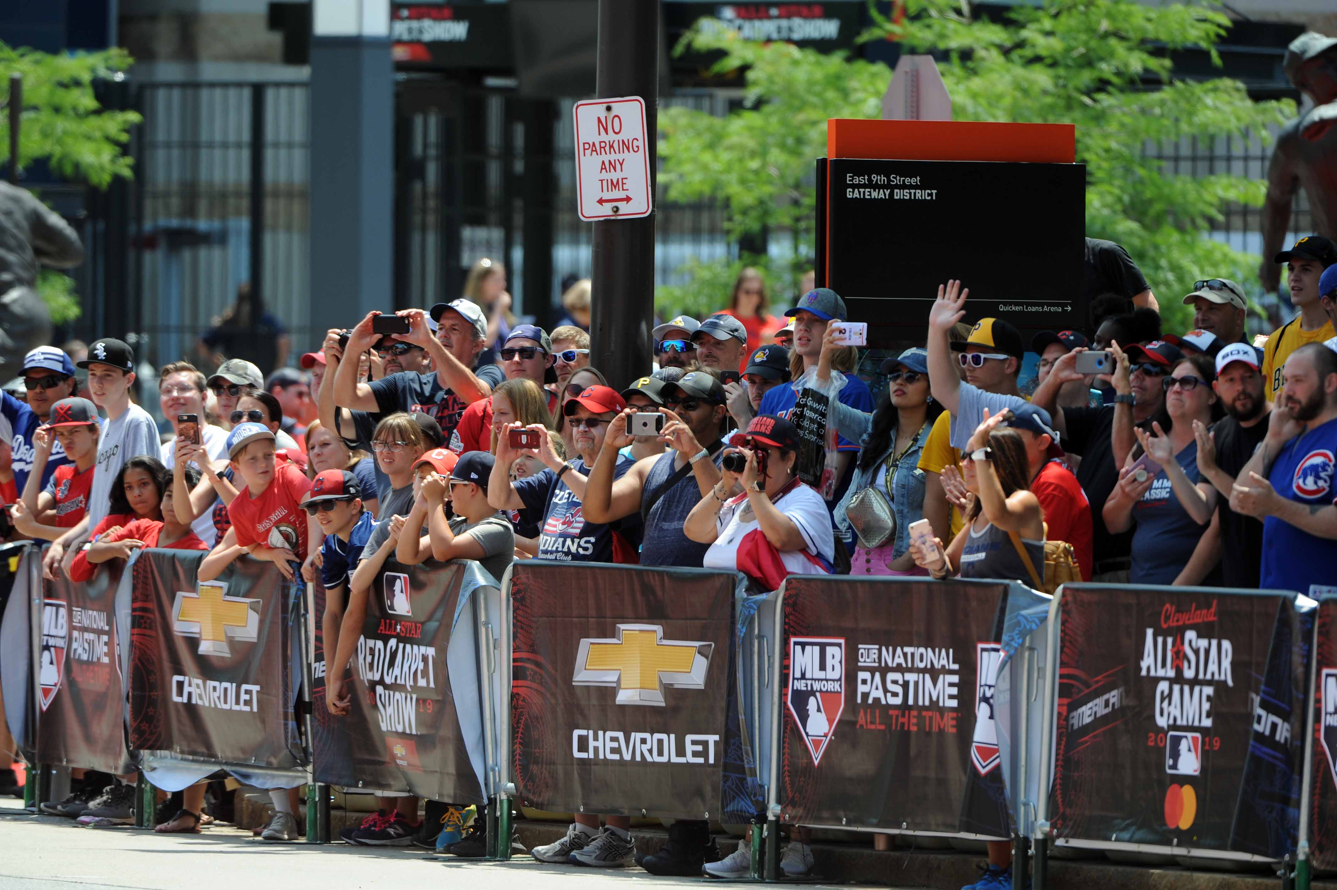 Former Cleveland Indians' Jim Thome and Sandy Alomar Jr. named Grand  Marshals in 2019 MLB red carpet parade, see details