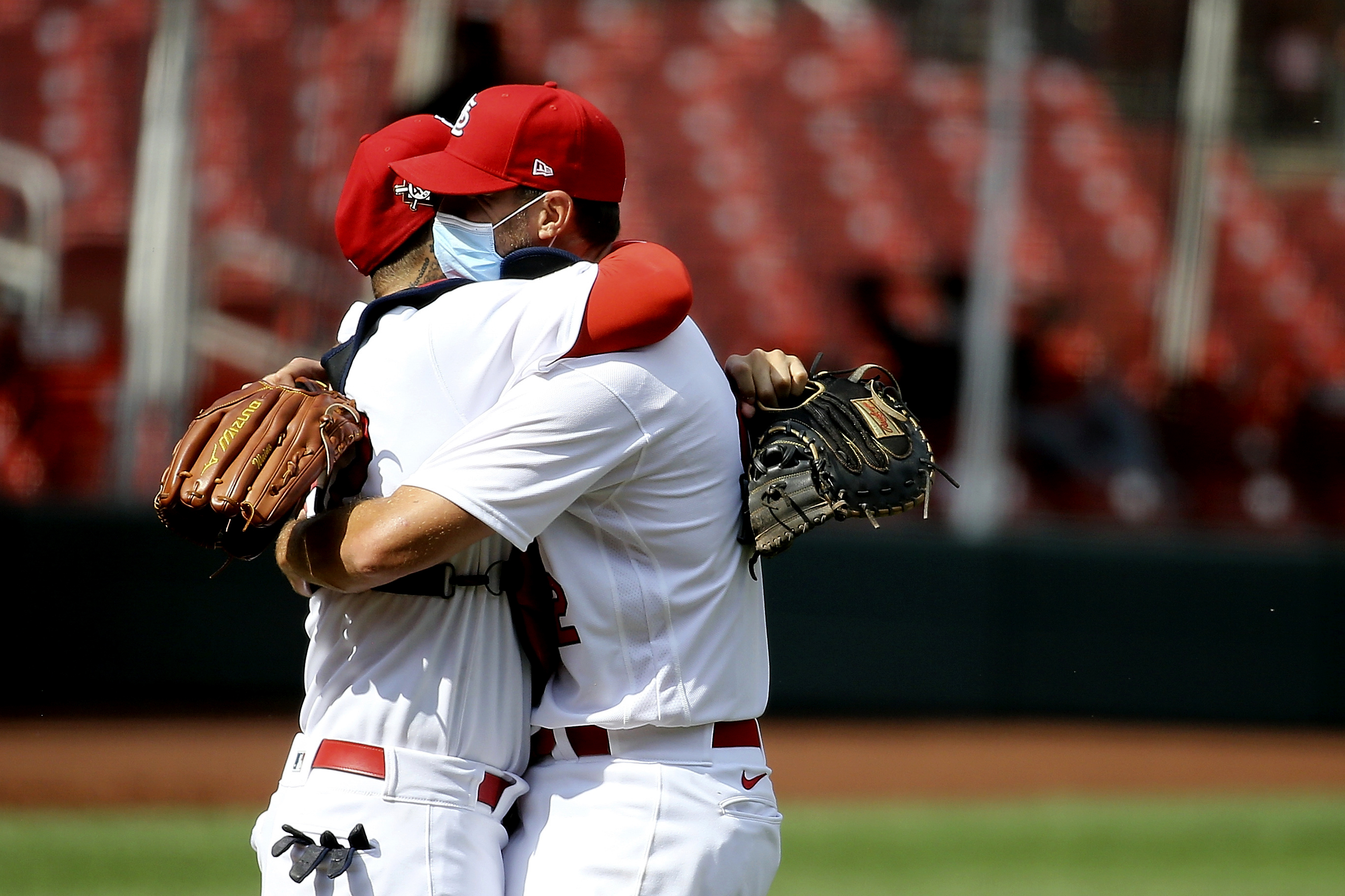 Wainwright throws CG on 39th birthday, Cards top Indians 7-2