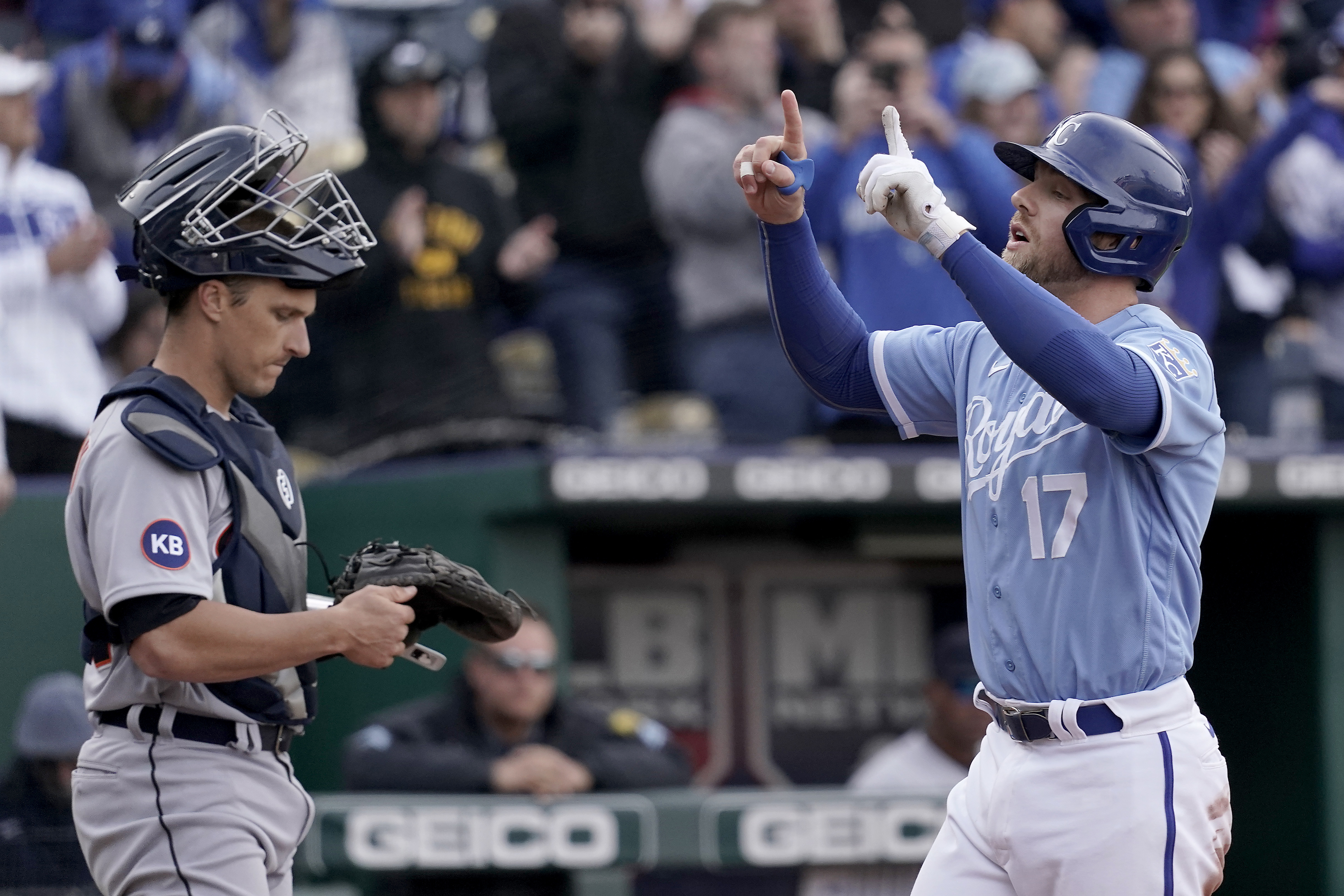 Javier Baez's 10th-inning double lifts Tigers over Royals