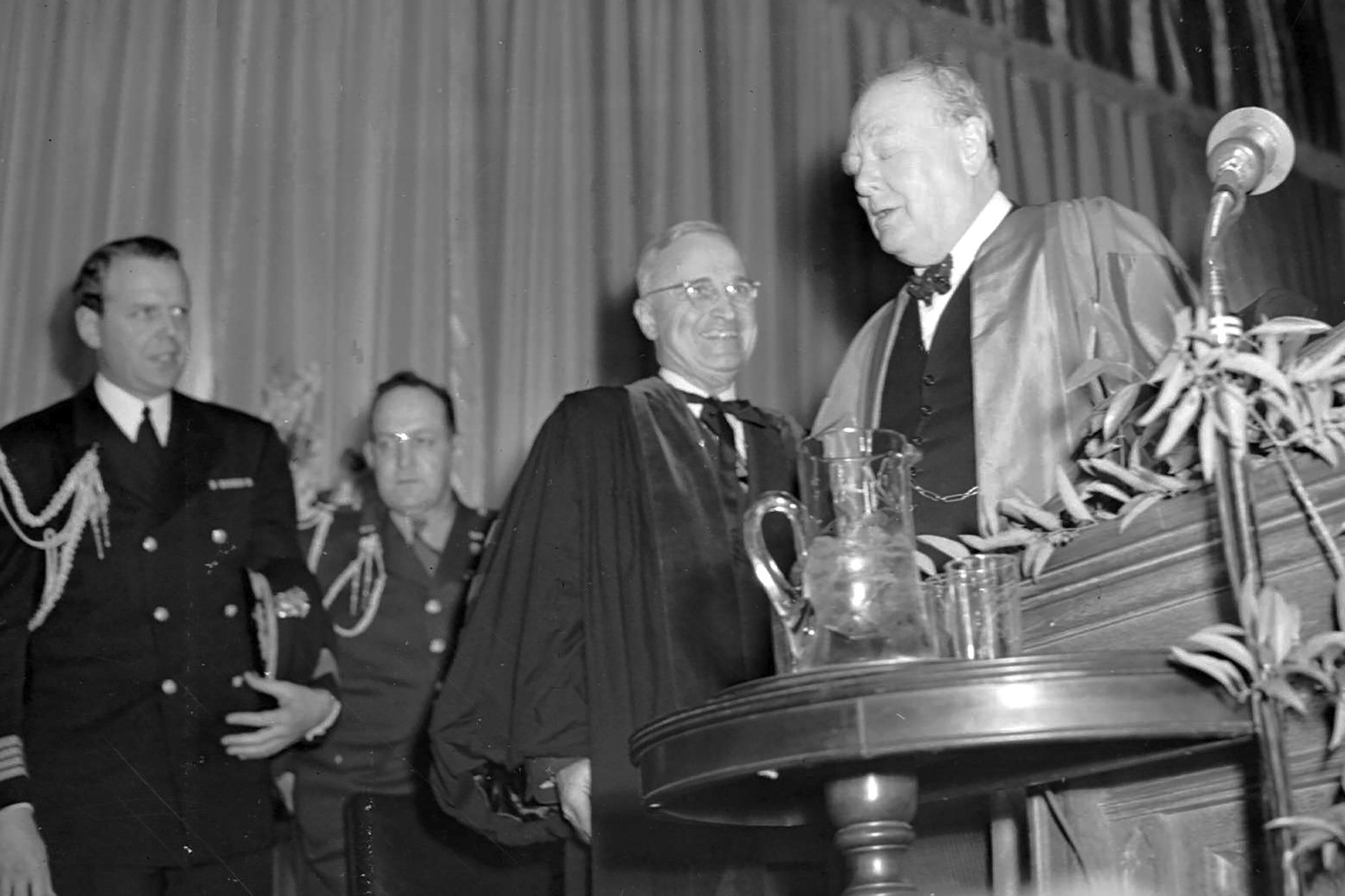 1 речь у черчилля в фултоне. Черчилль в Фултоне 1946. Черчилль Фултонская речь 1946. Фултонская речь Уинстона Черчилля. Уинстон Черчилль 1946.