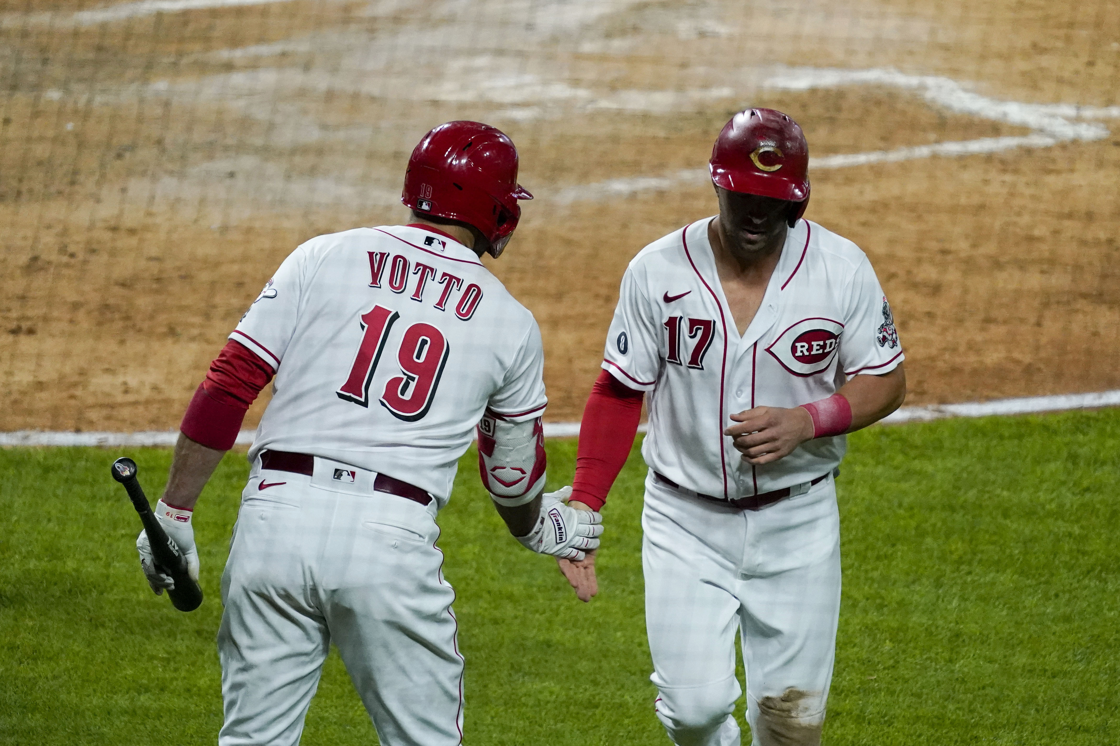Votto hits 300th homer, adds 2 doubles as Reds beat Cubs 8-6