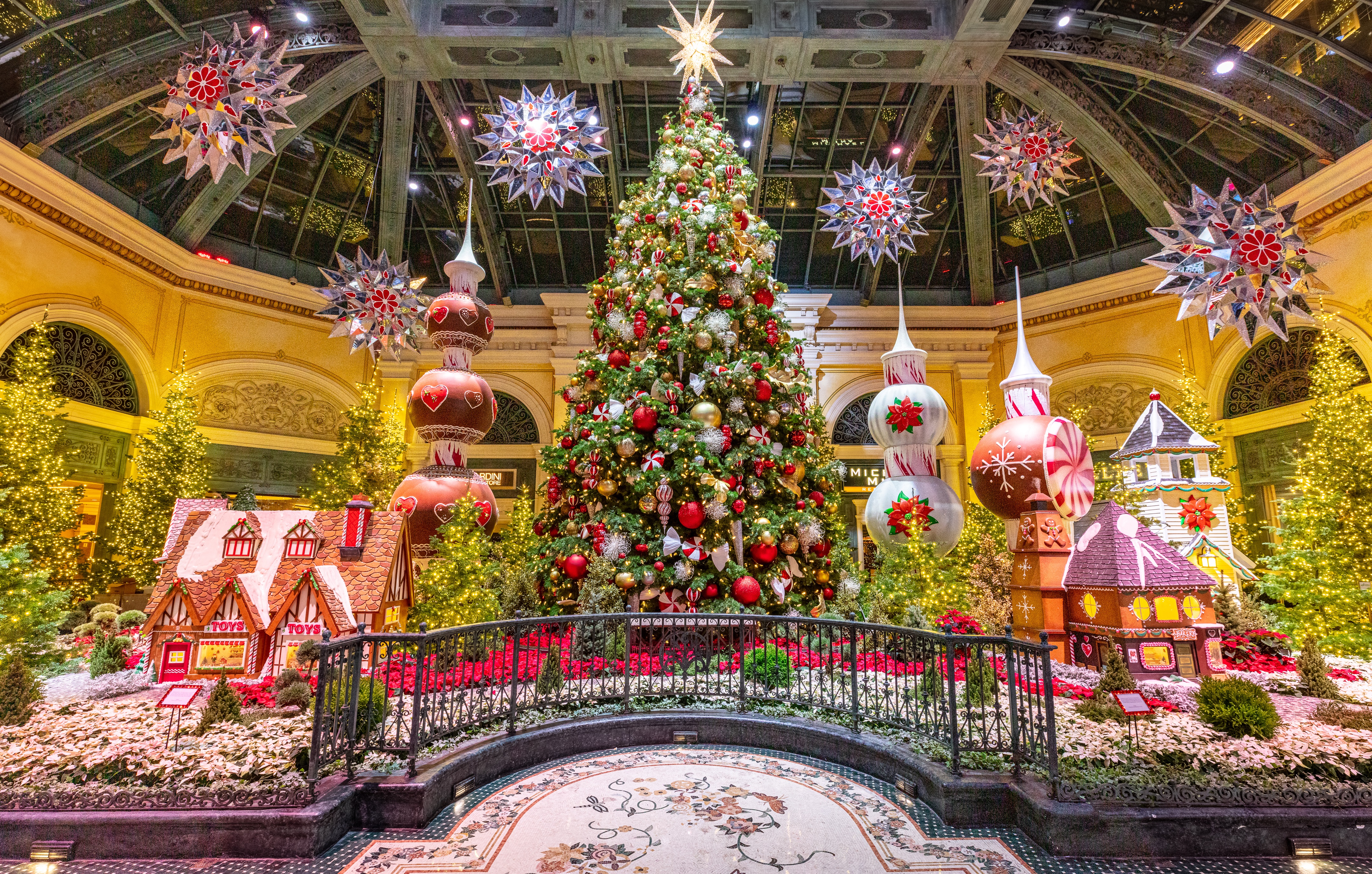 The Best Christmas decorations on the Strip at Bellagio Las Vegas I Happy  Holidays 2021 
