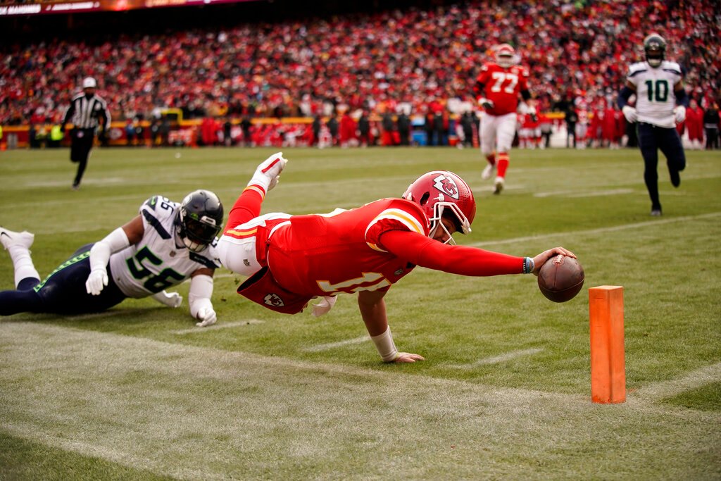 NFL roundup: Chiefs rally from 24 points down to beat Texans 51-31; Packers  hold off Seahawks 28-23