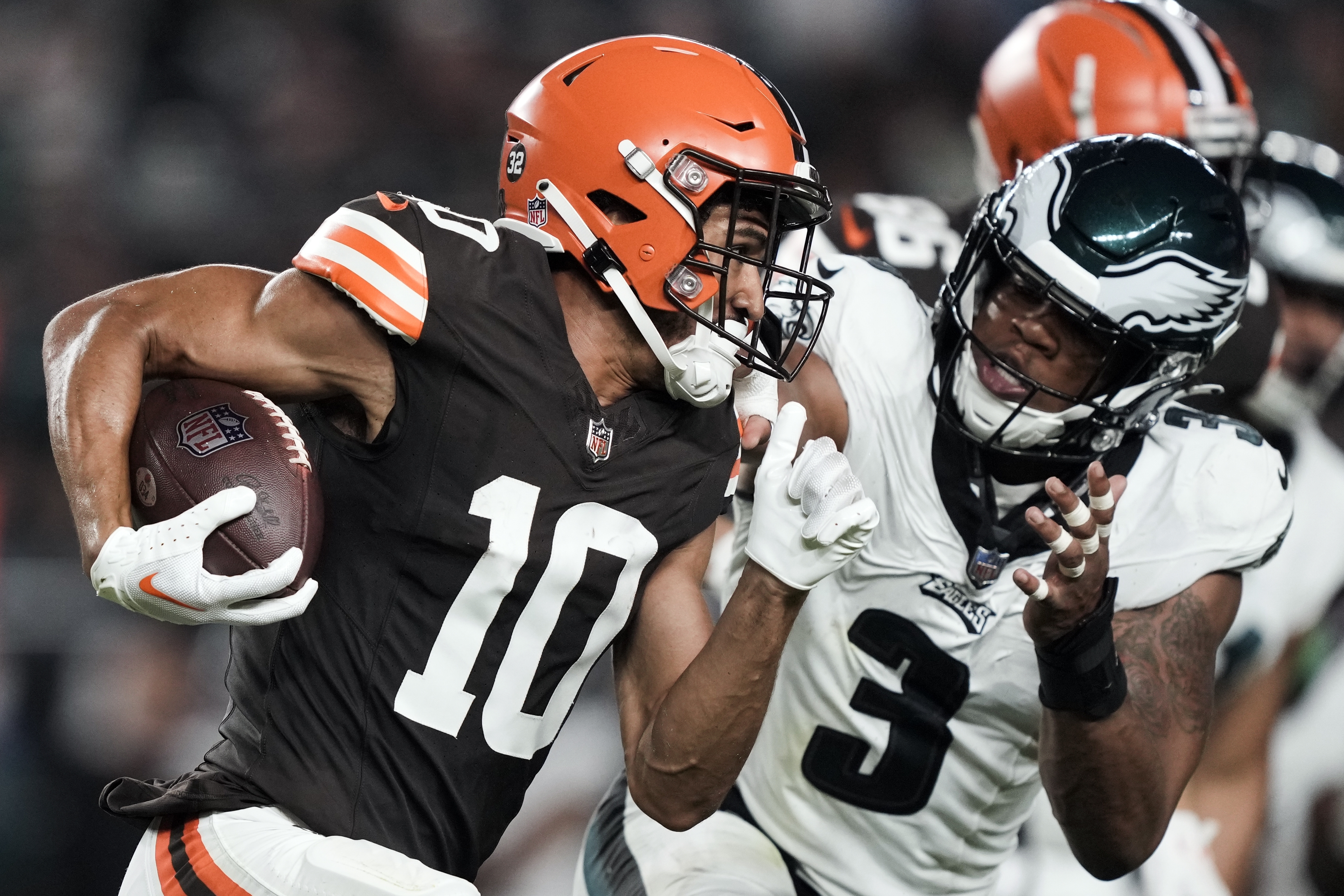 Cleveland Browns wide receiver Anthony Schwartz runs a drill