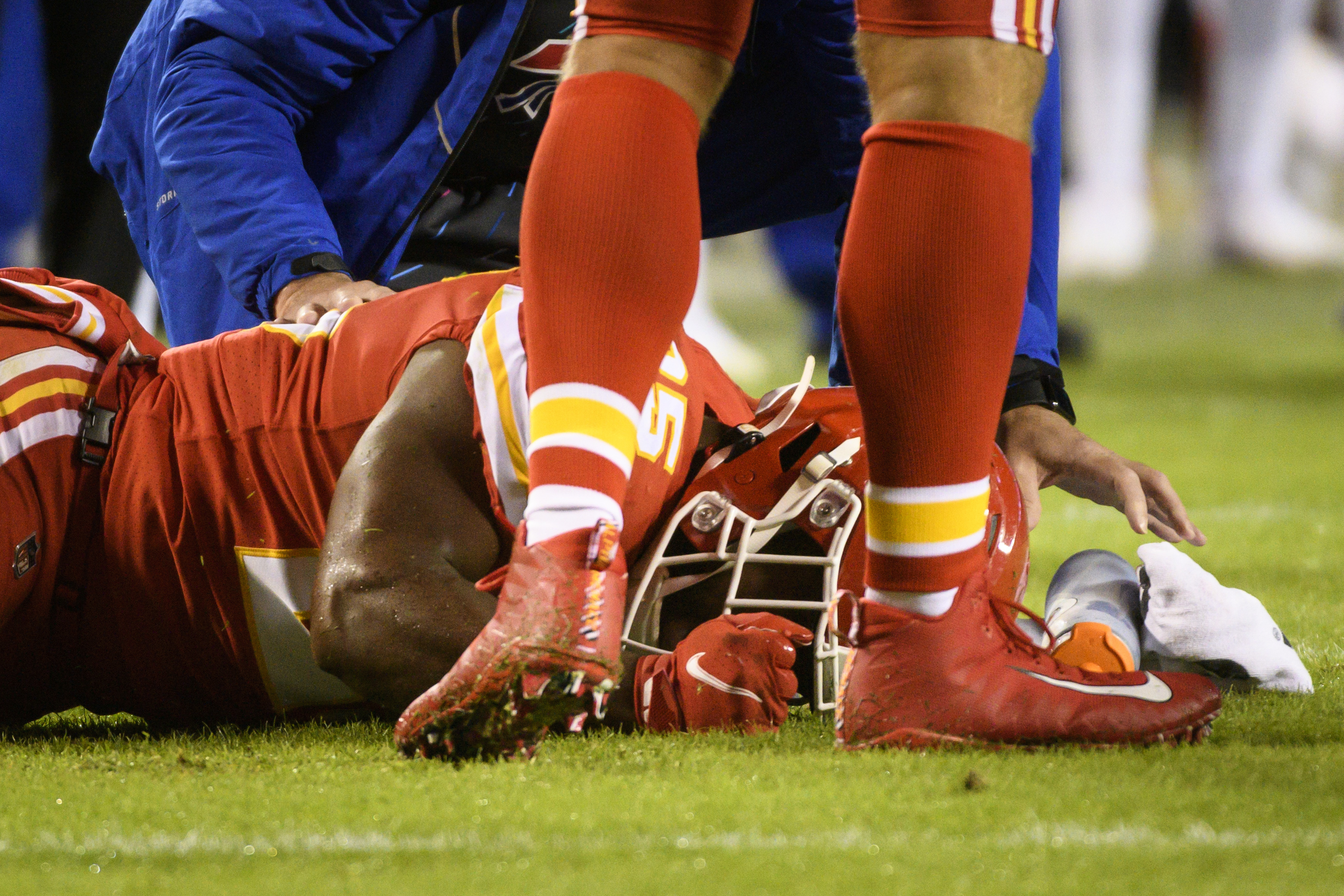 Chiefs' Clyde Edwards-Helaire injury: RB hurts left knee vs. Bills -  Arrowhead Pride