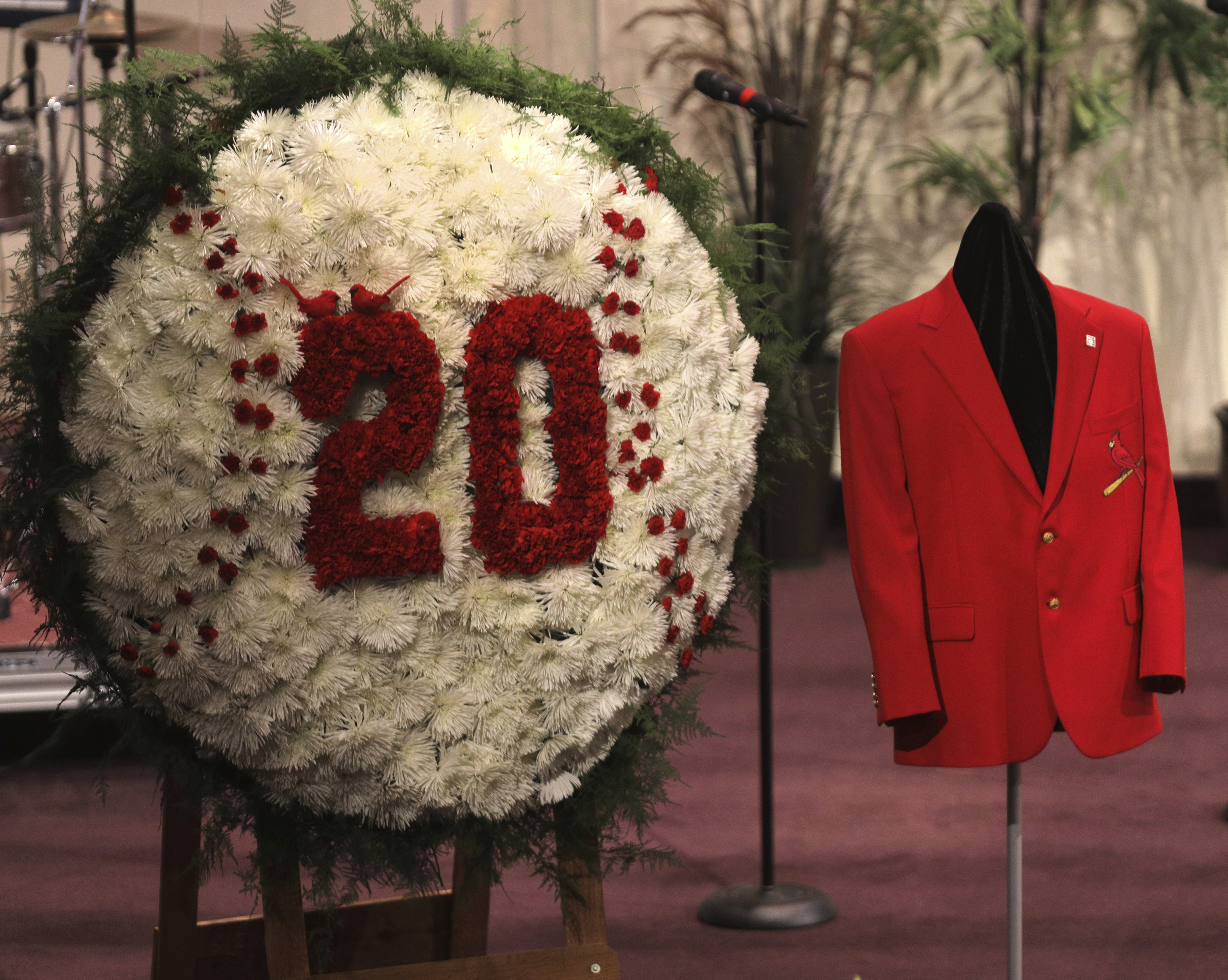 Hall of Famer Lou Brock, who stole bases and Cardinals fans hearts, dies at  81