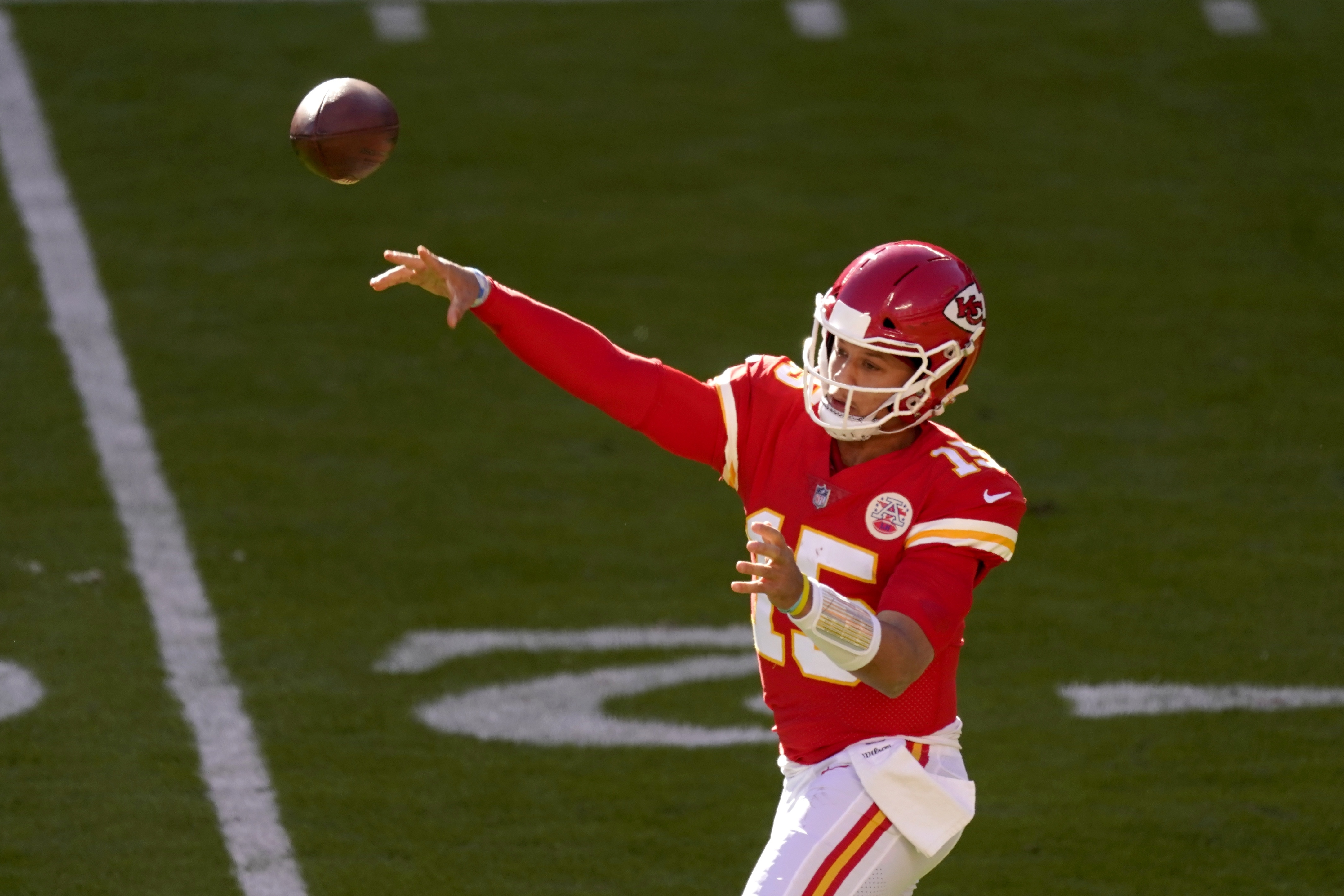 Mahomes throws 5 TD passes as Chiefs romp past Jets