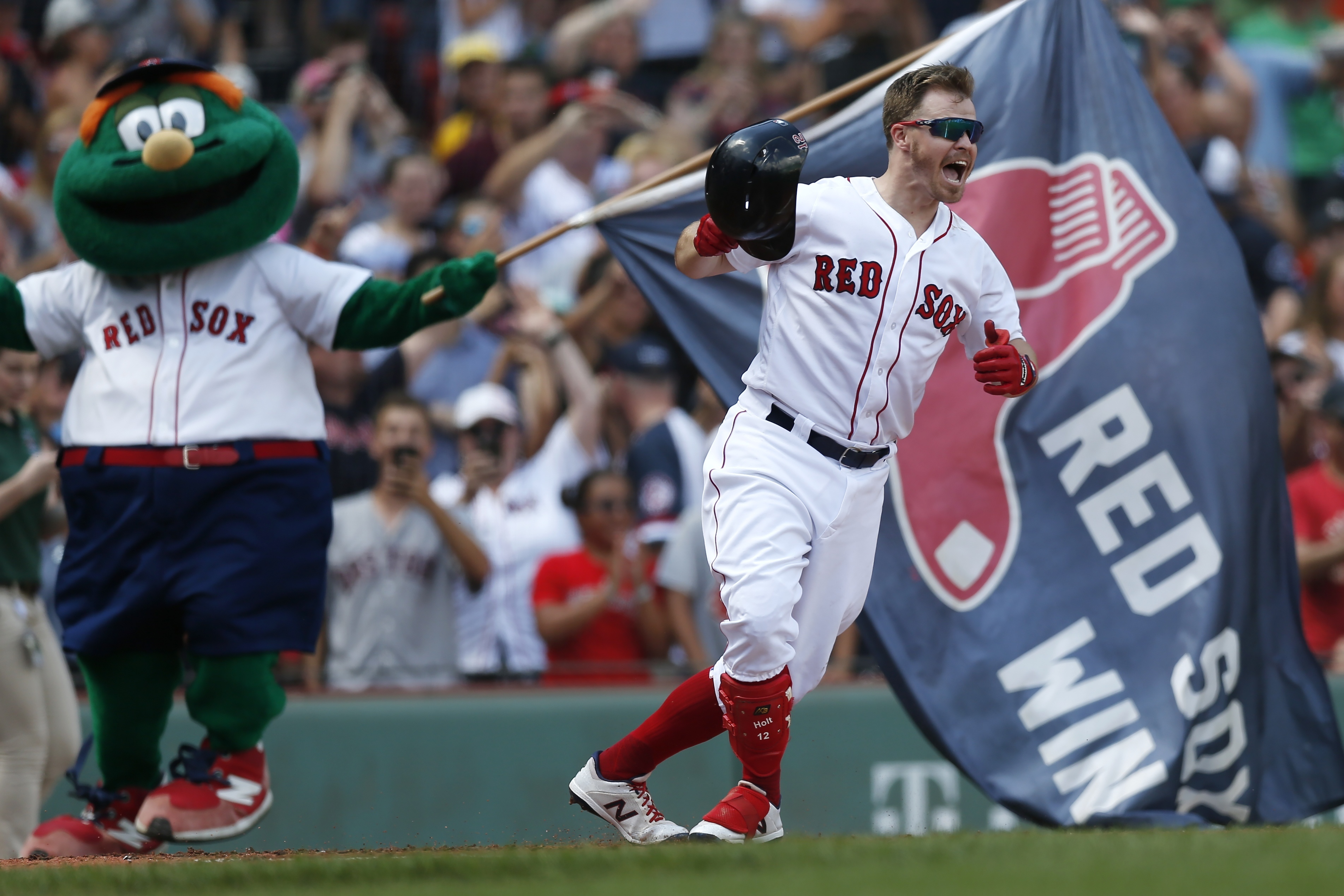 Brock Holt, Boston Red Sox top Kansas City Royals in 10th to cap