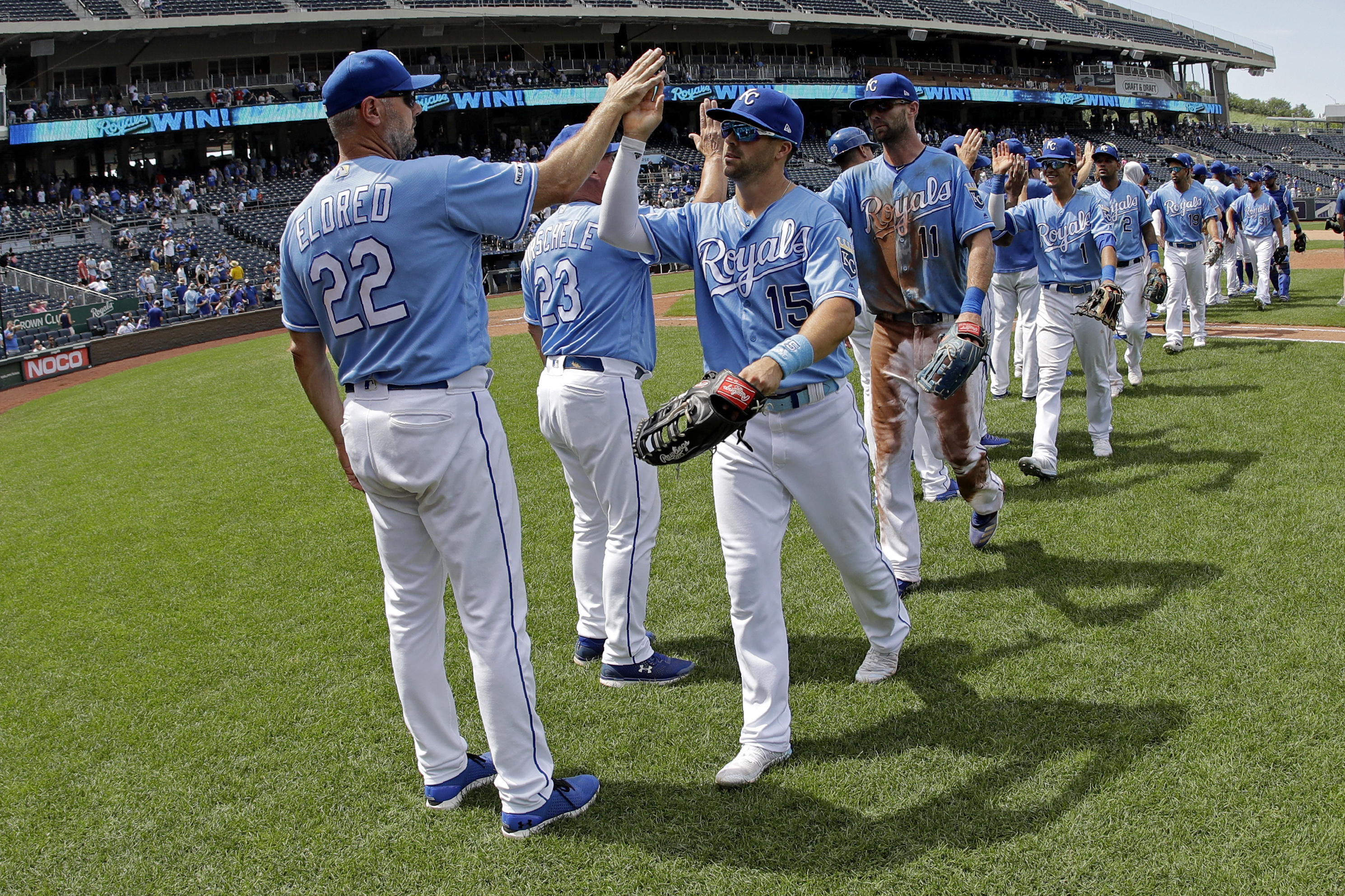 Indians top Royals for 1st 4-game sweep at Kauffman Stadium