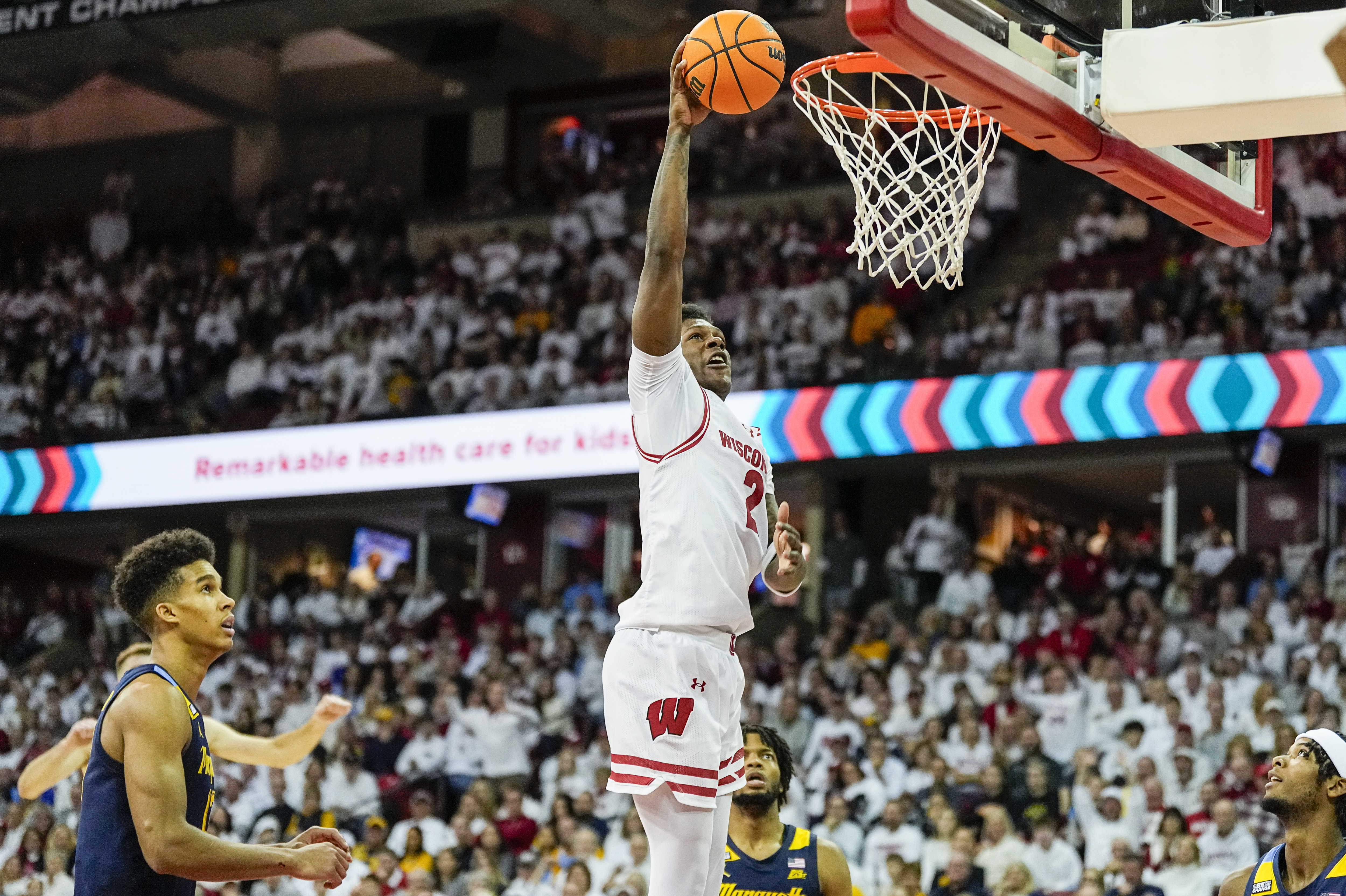 Max Klesmit scores 21 points as Wisconsin Badgers knock off No.3 Marquette