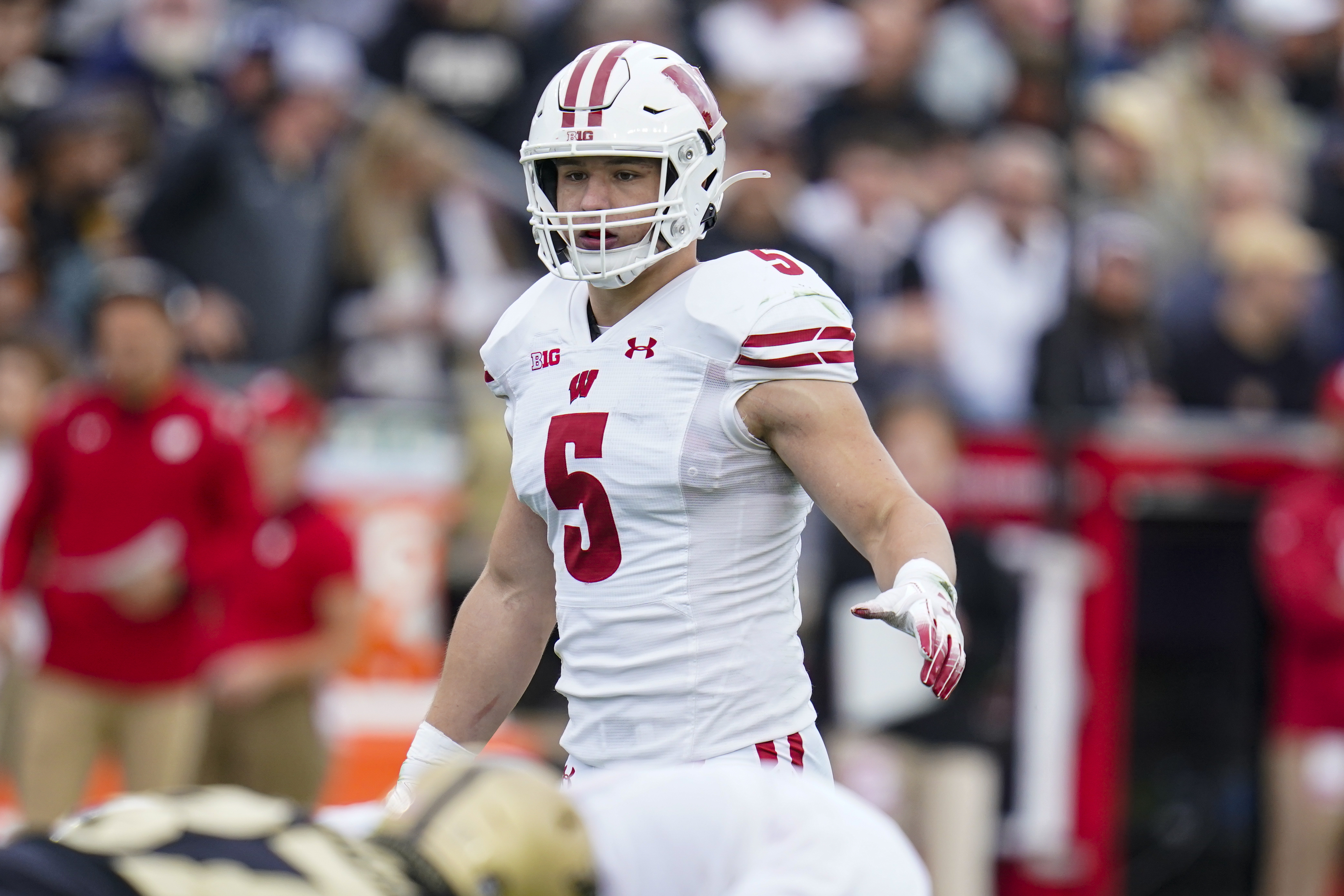 Badgers LB Leo Chenal to forgo senior year for NFL Draft