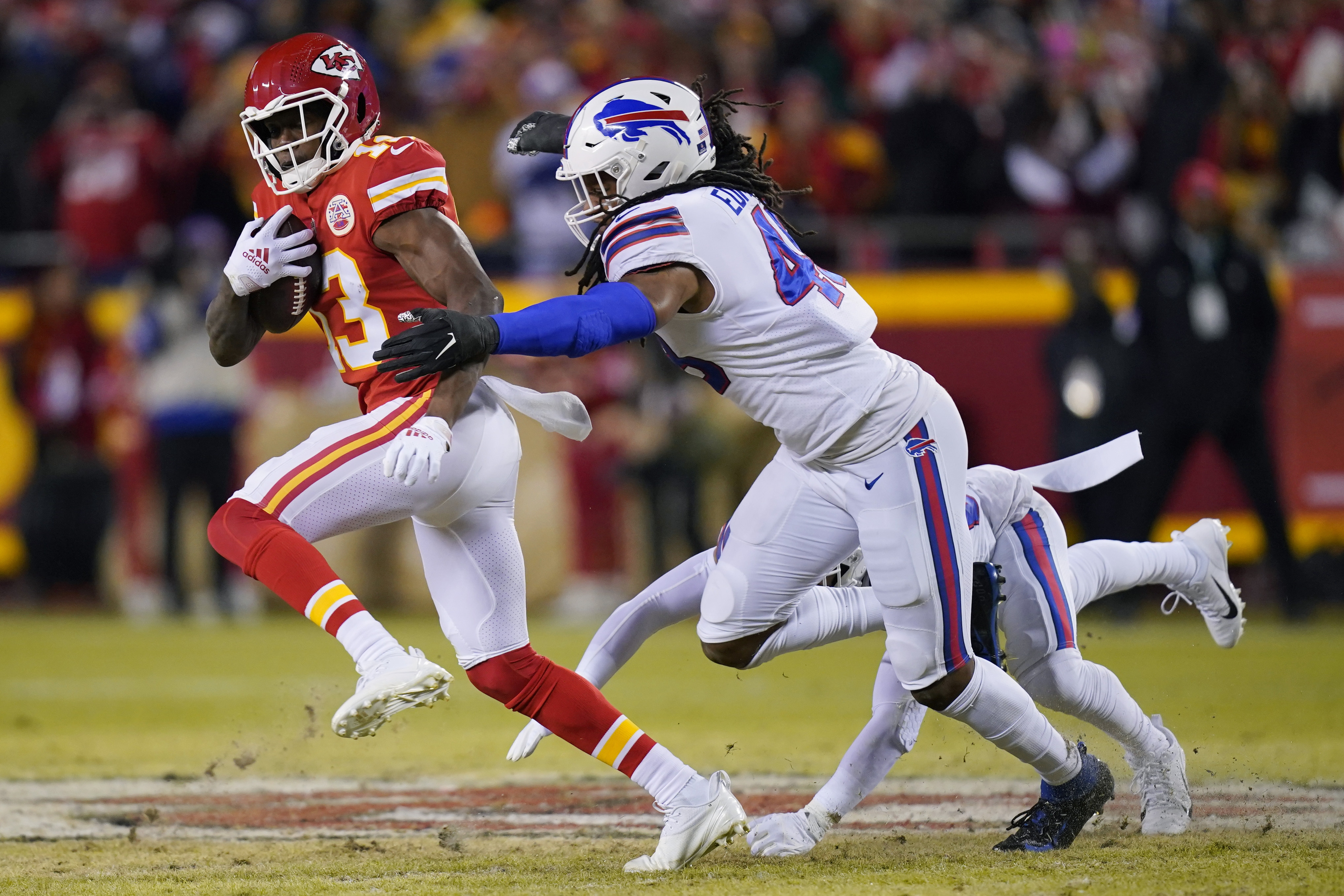 Buffalo Bills middle linebacker Tremaine Edmunds (49) gets into