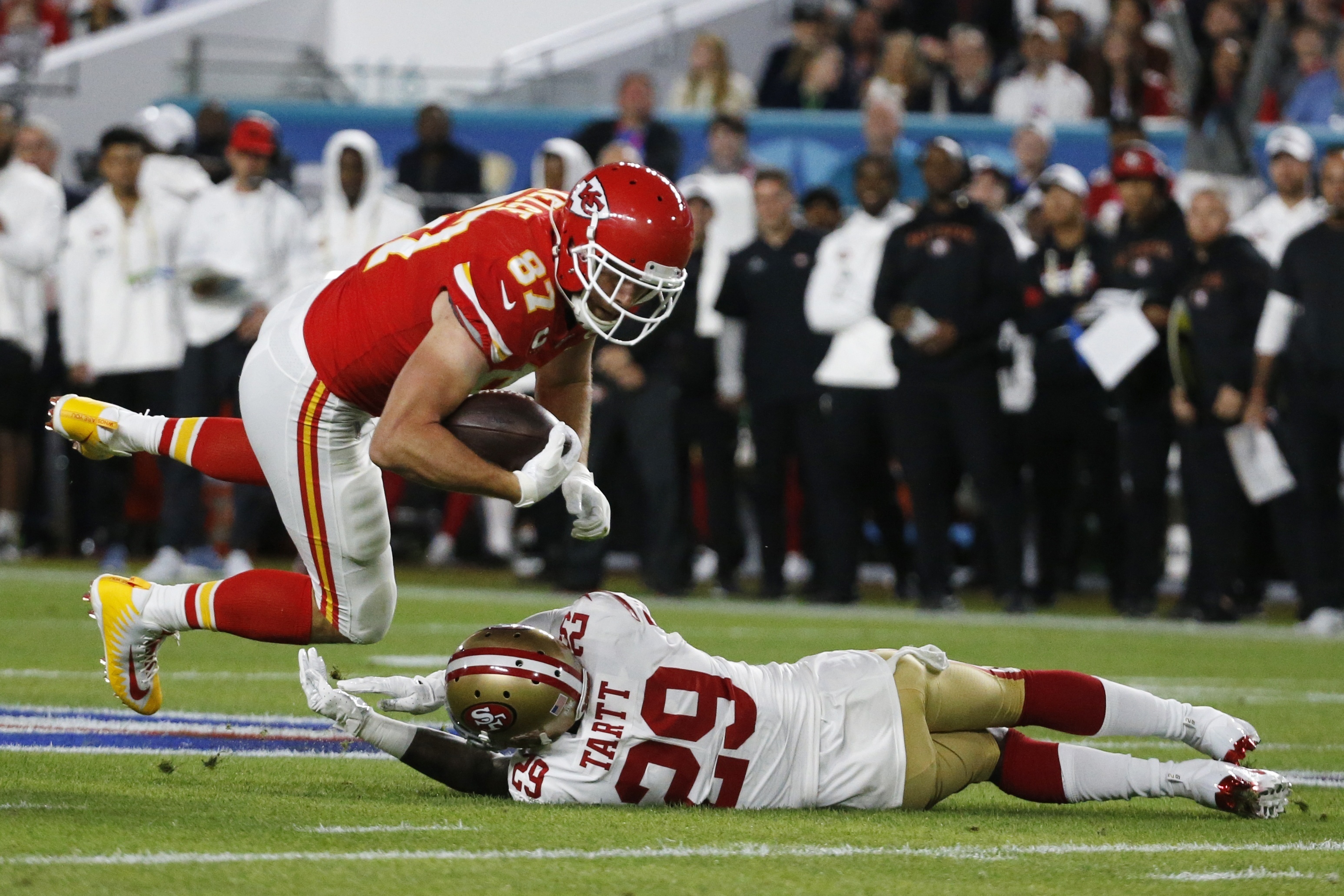 Kansas City Chiefs inside linebacker Anthony Hitchens catches a