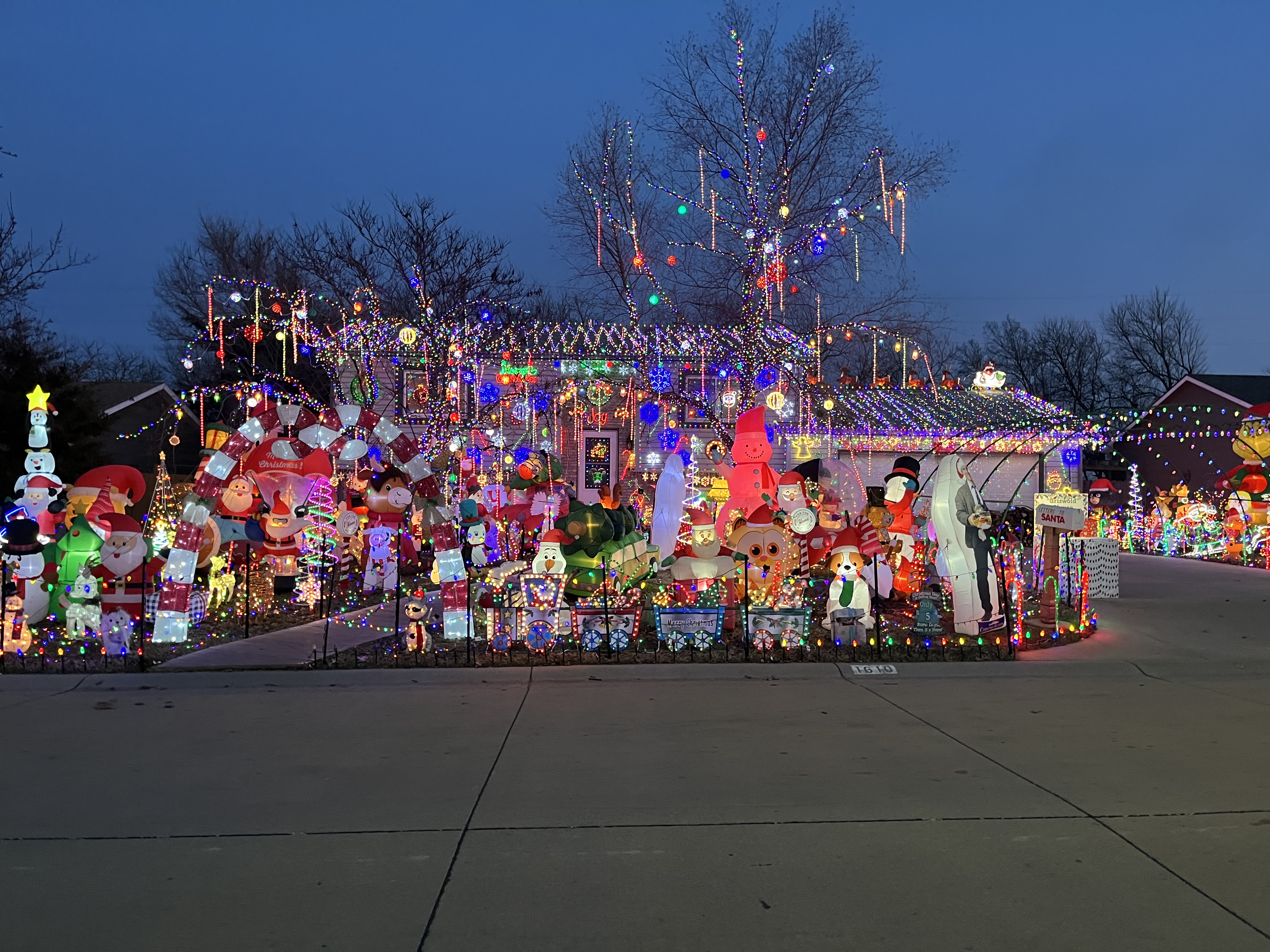 Griswold House” lights up Rose Hill neighborhood during the holidays