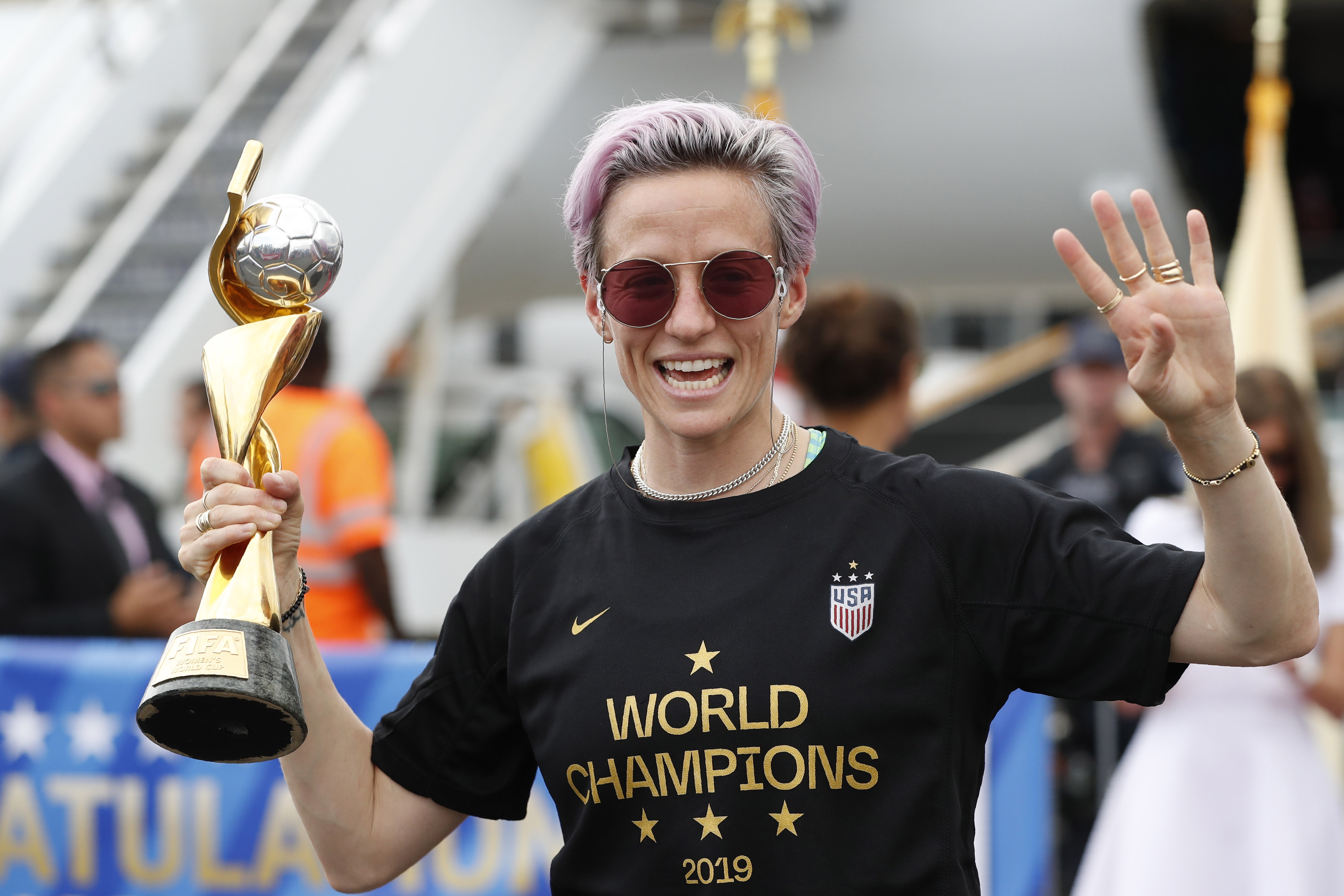 World Cup Star Megan Rapinoe Brings Victory Tour To House Of Soccer In Charlotte