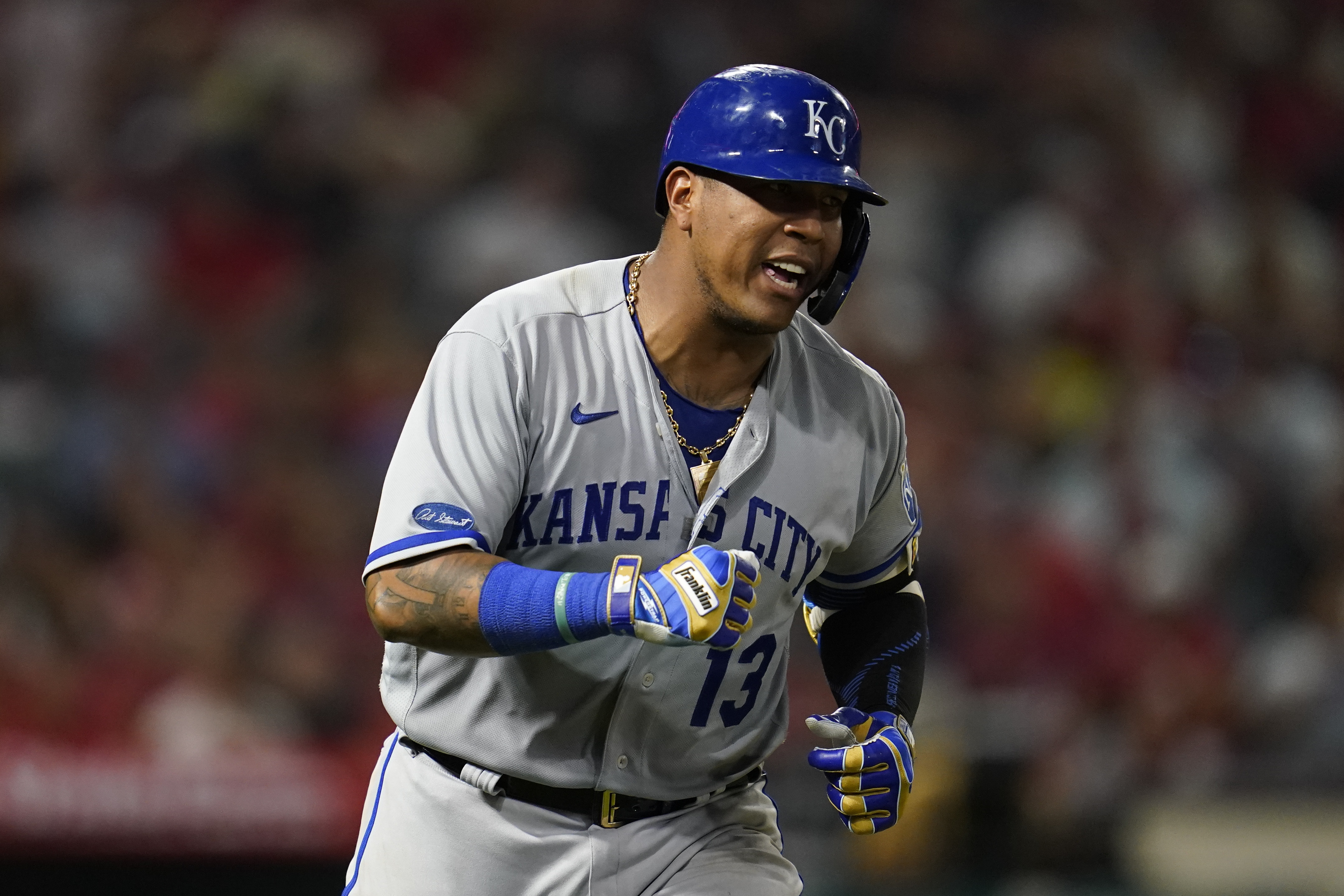 Salvador Perez keeps promise, hits home run for fan 