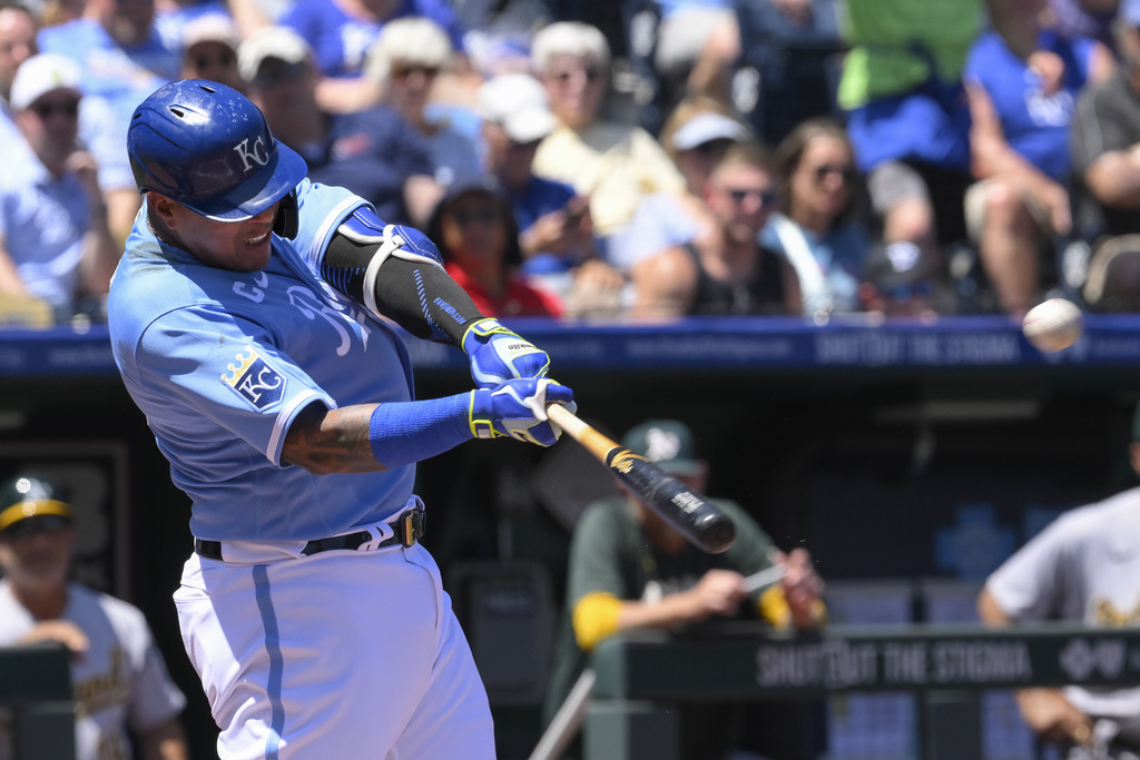 Royals' Salvador Perez hits rare triple in win over Toronto