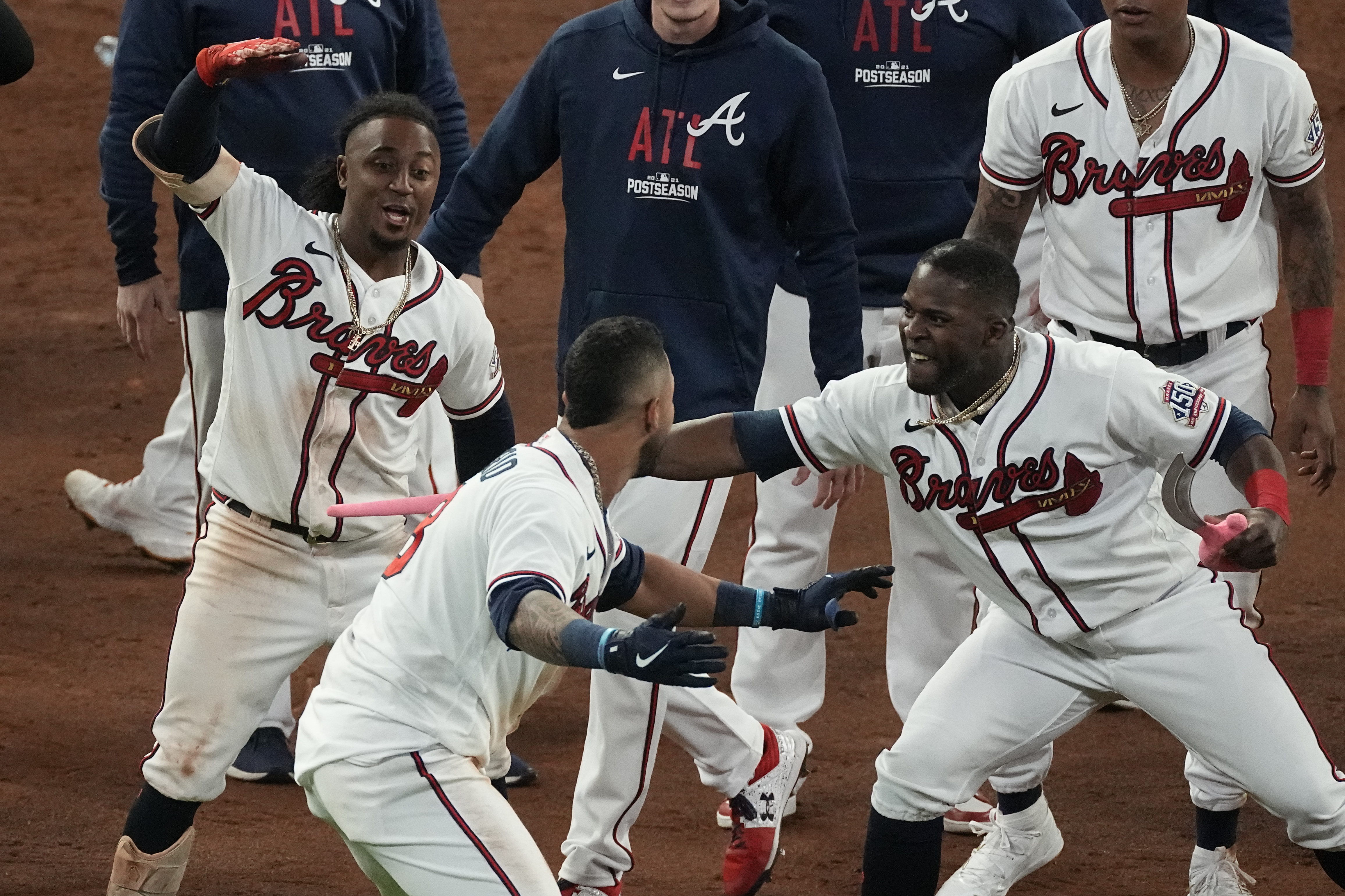 Atlanta Braves unveil uniforms that are a tribute to Hank Aaron