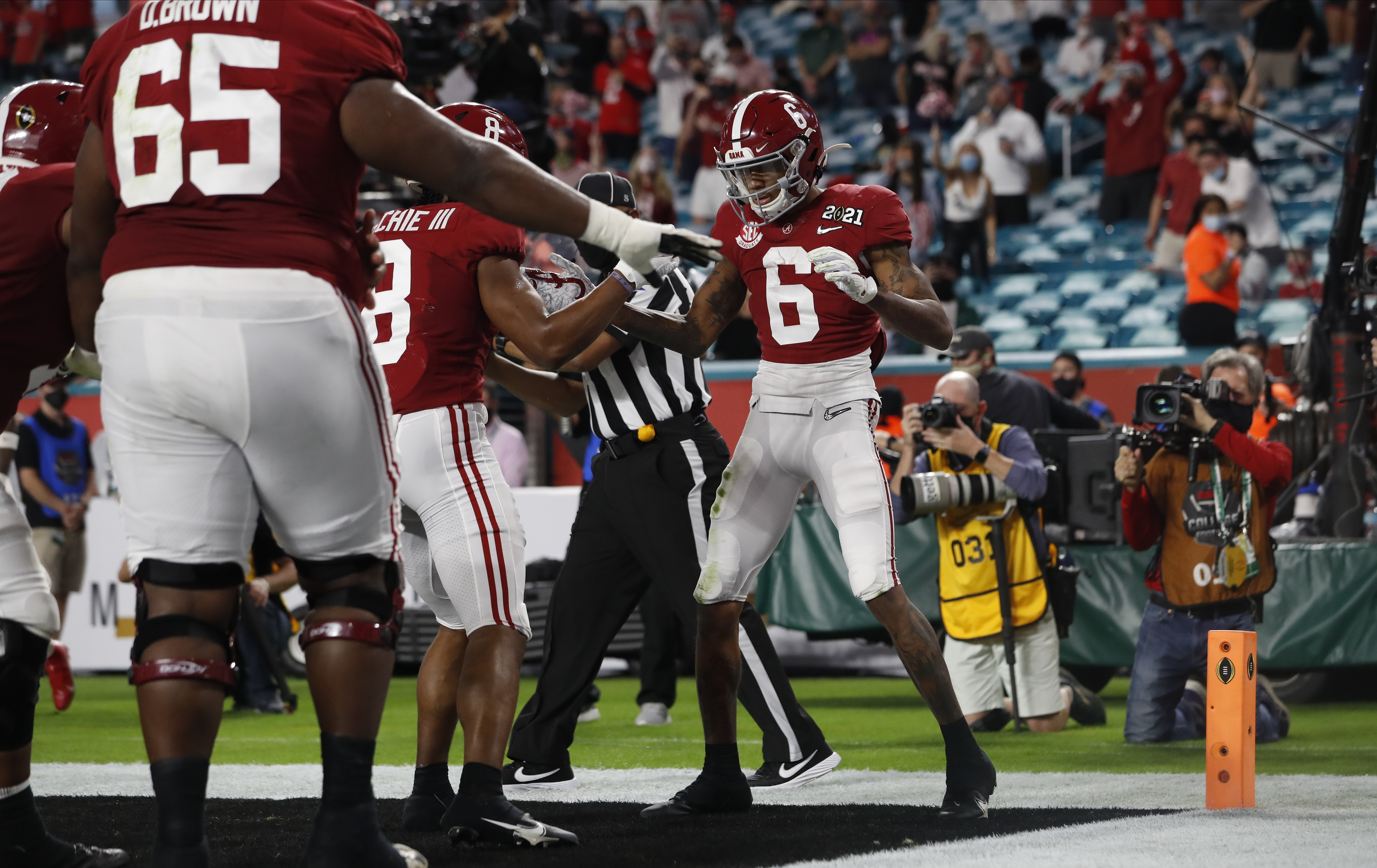 Alabama center Landon Dickerson leaves with injury vs. UF football