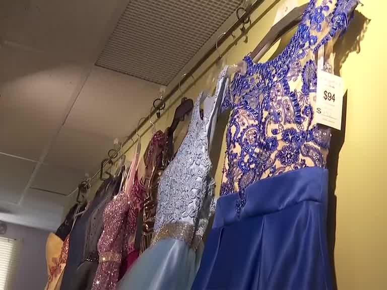 Ralston dress shop provides free prom gowns to Omaha students