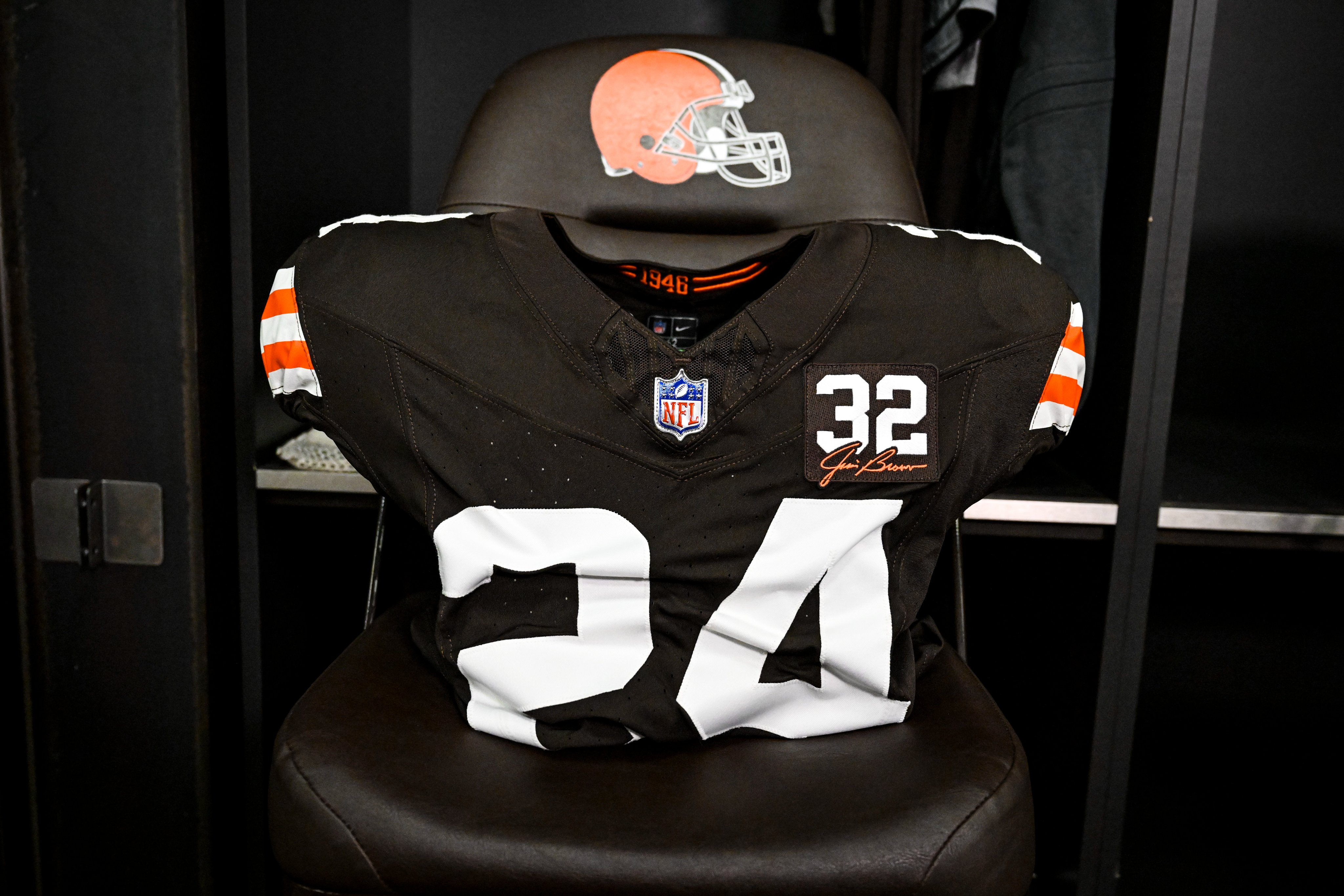 Jim Brown honored by Browns with jersey patch, logo on field