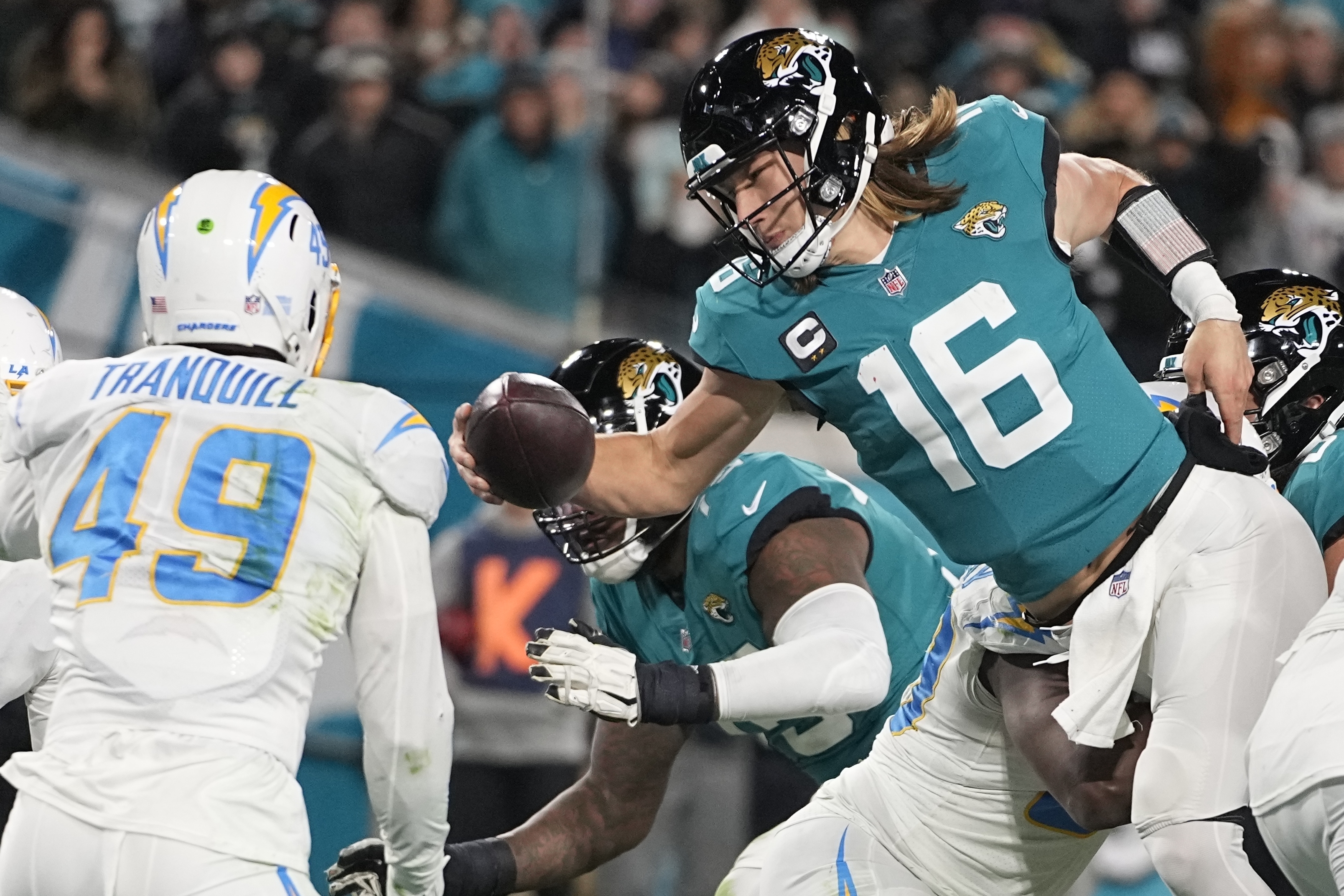 Lawrence rallies Jaguars from 27 down to beat Chargers 31-30