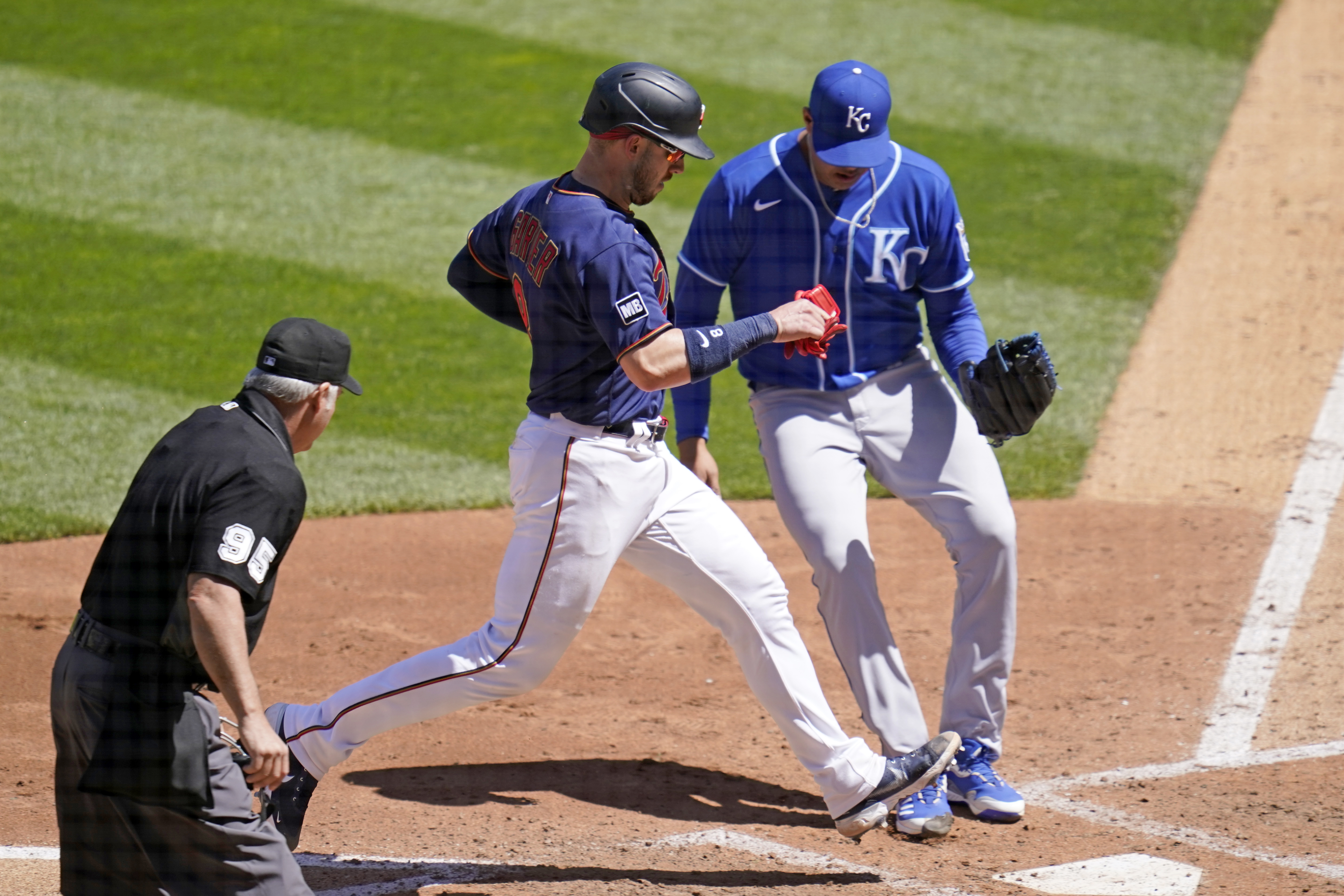 Twins right fielder Max Kepler heats up at the plate – Twin Cities