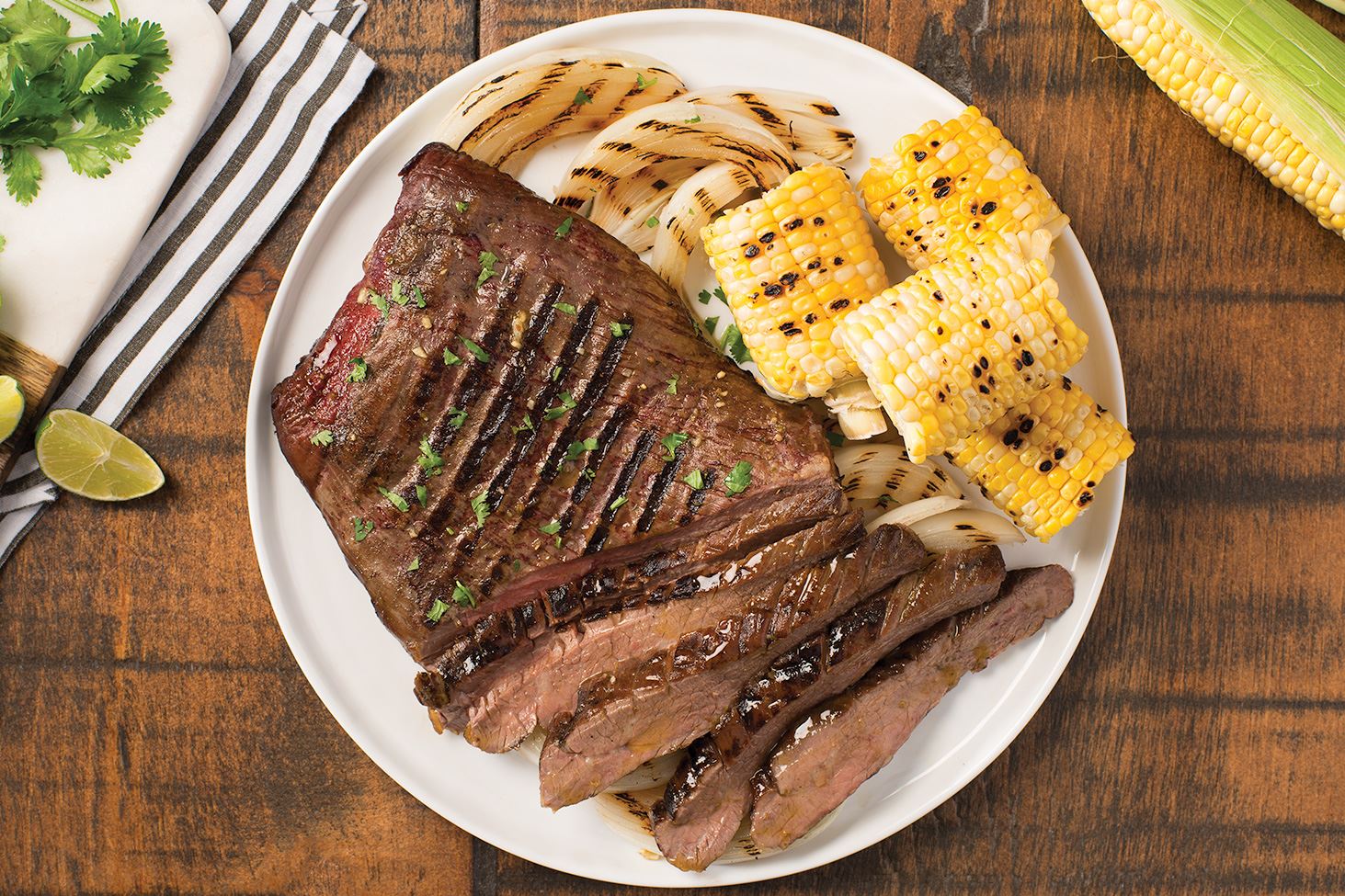 Delicioso Bistec De Carne Jugosa Cocinando A La Parrilla. Cebar La Carne  Frita En Un Asador Eléctrico, Romero, Pimienta Negra, Sal. Camara Lenta.  Fotos, retratos, imágenes y fotografía de archivo libres de