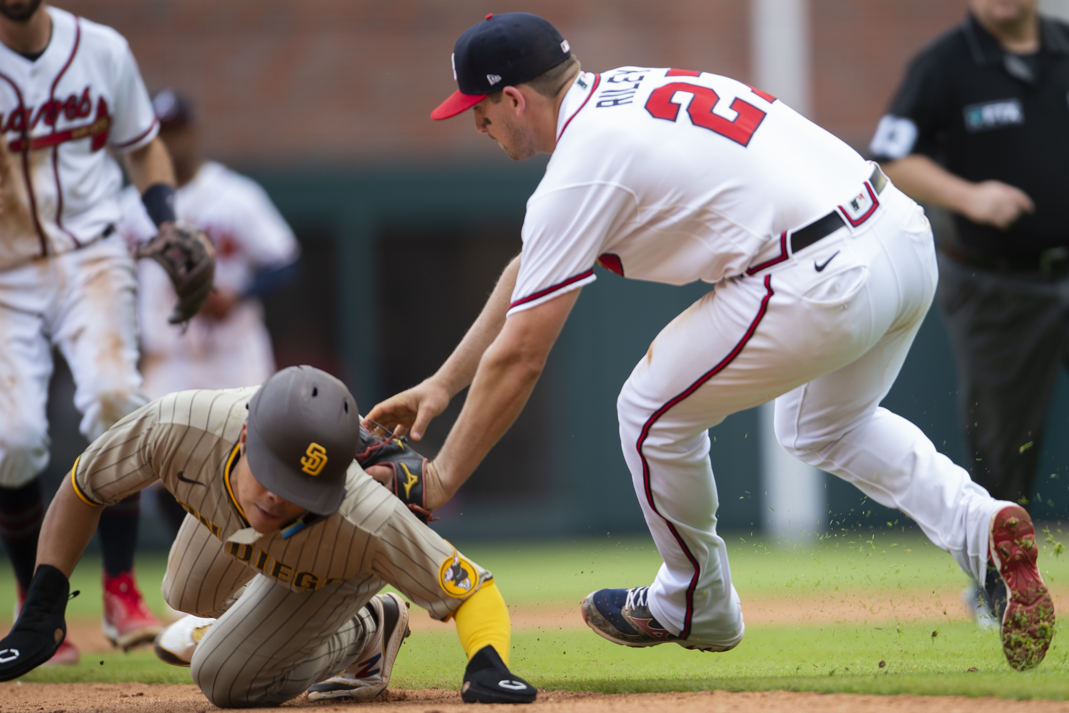 Padres' Kim Ha-seong leaves game with shoulder injury