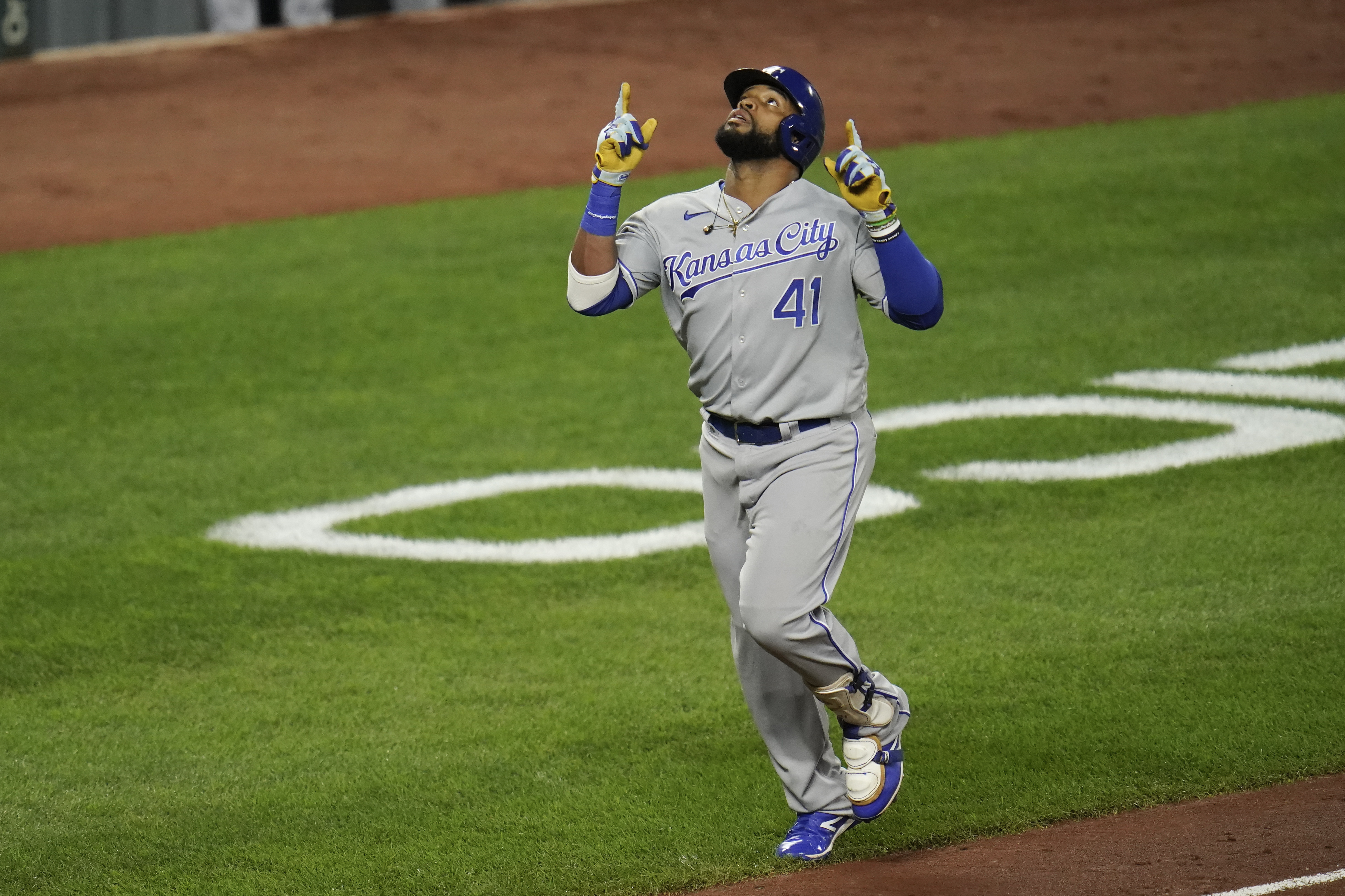 Mullins hits a 3-run homer to start a six-run inning, leading