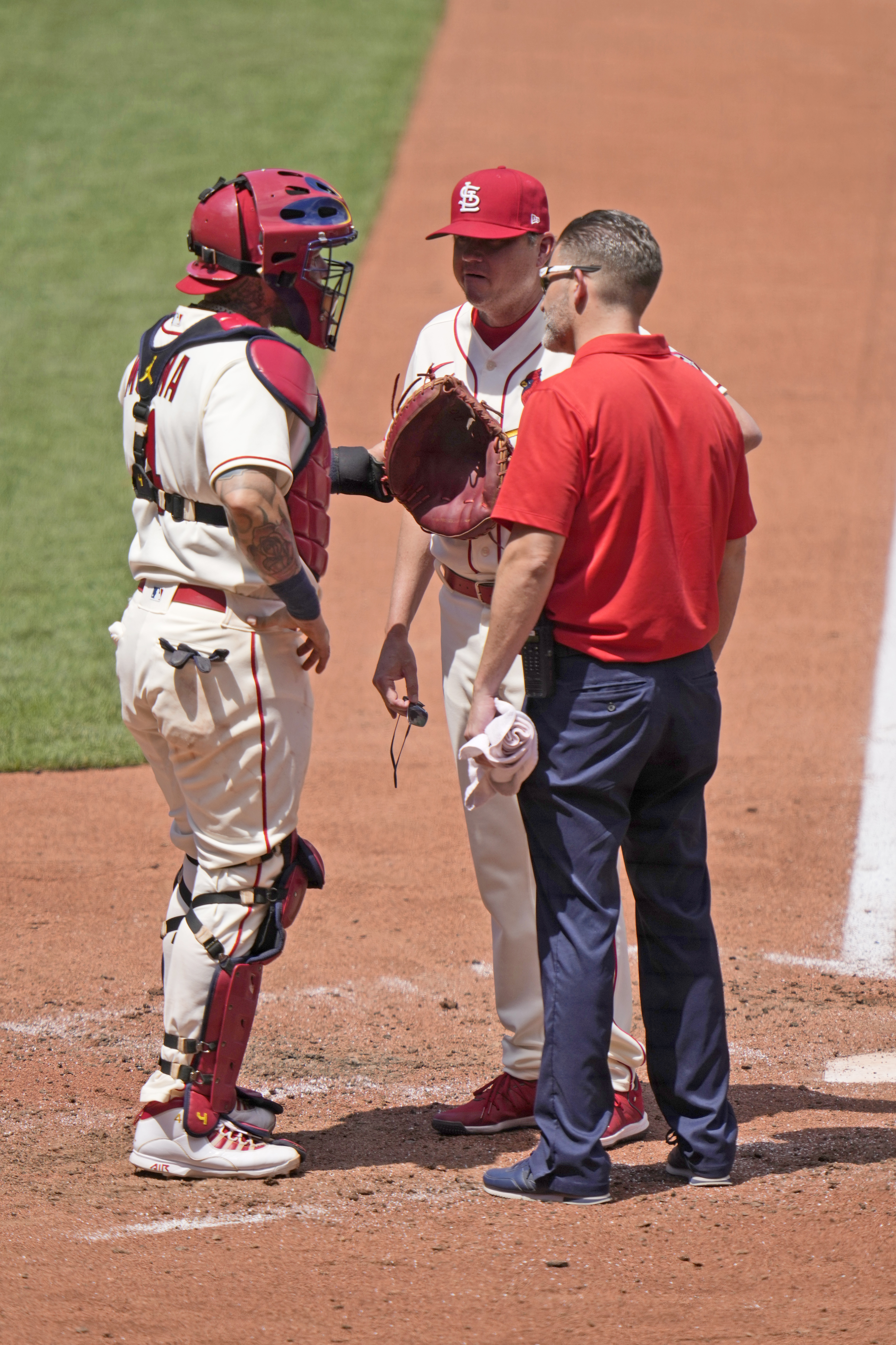 Cardinals' Yadier Molina headed to injured list with knee soreness