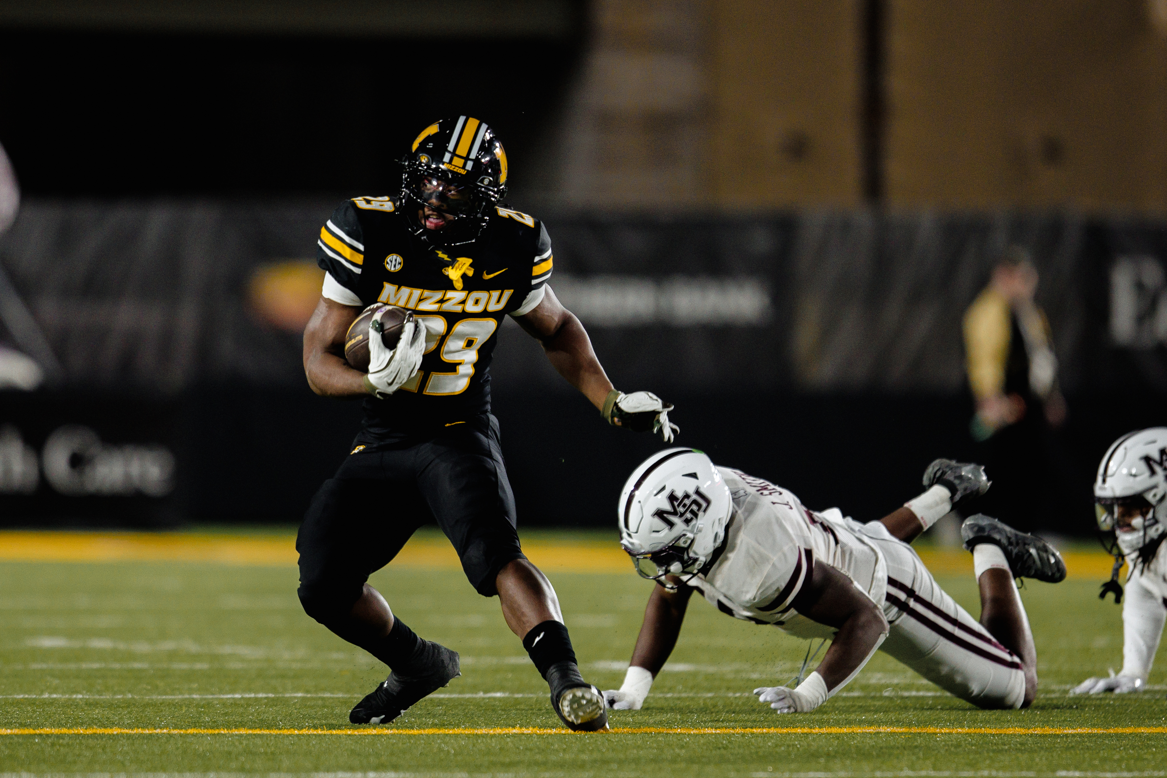 Hardy rushes for career-best 300 yards, 3 TD to help Missouri beat