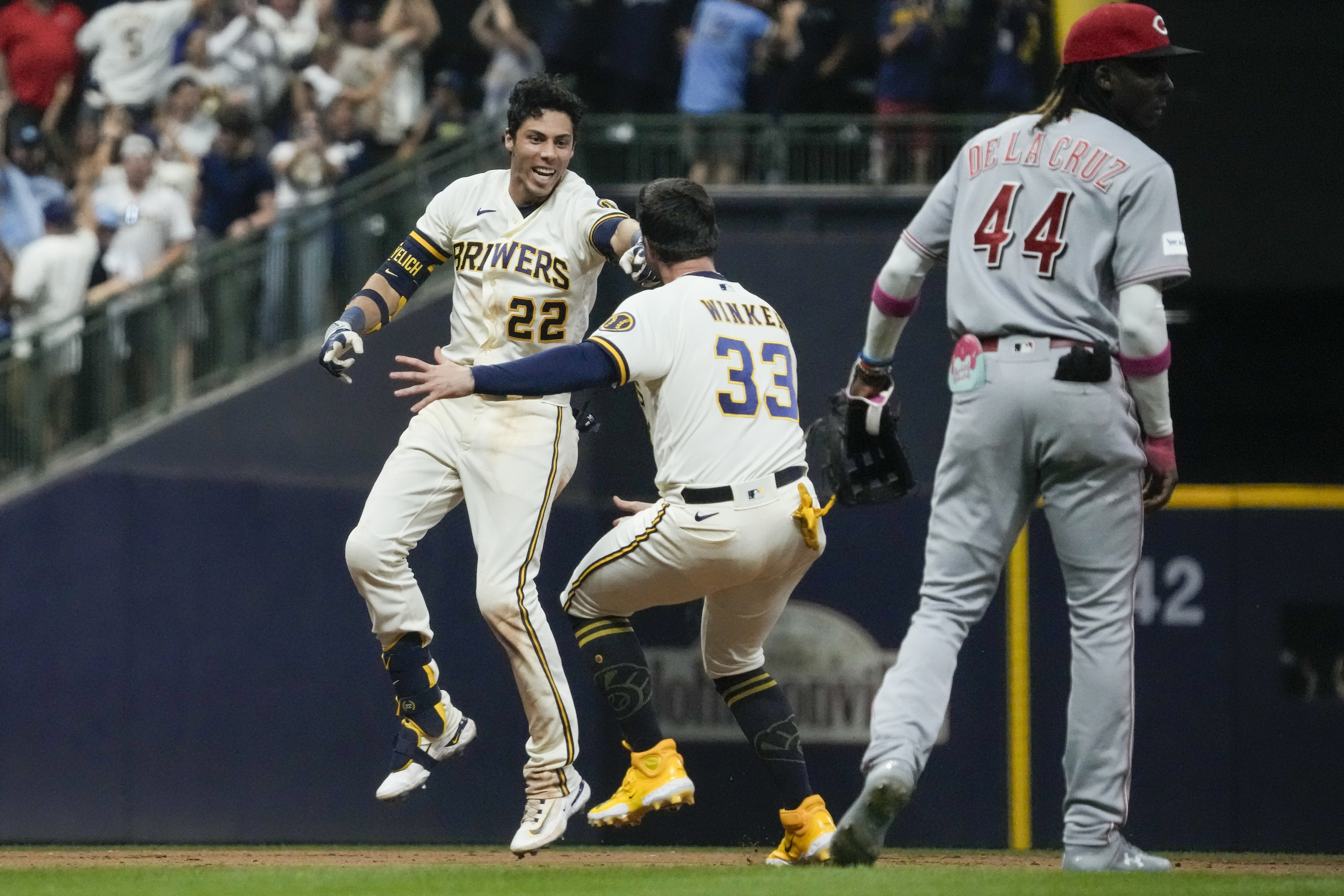 Reds beat Brewers, win 2 straight for 1st time in 2022