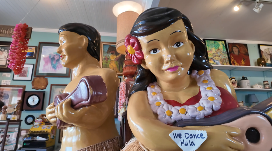 Bench in Honokaʻa to Hilo storefront: Knickknackery Hawaii brings