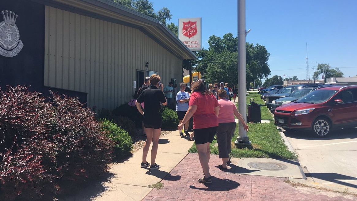 Maher pitches in to help with Kearney flood recovery efforts