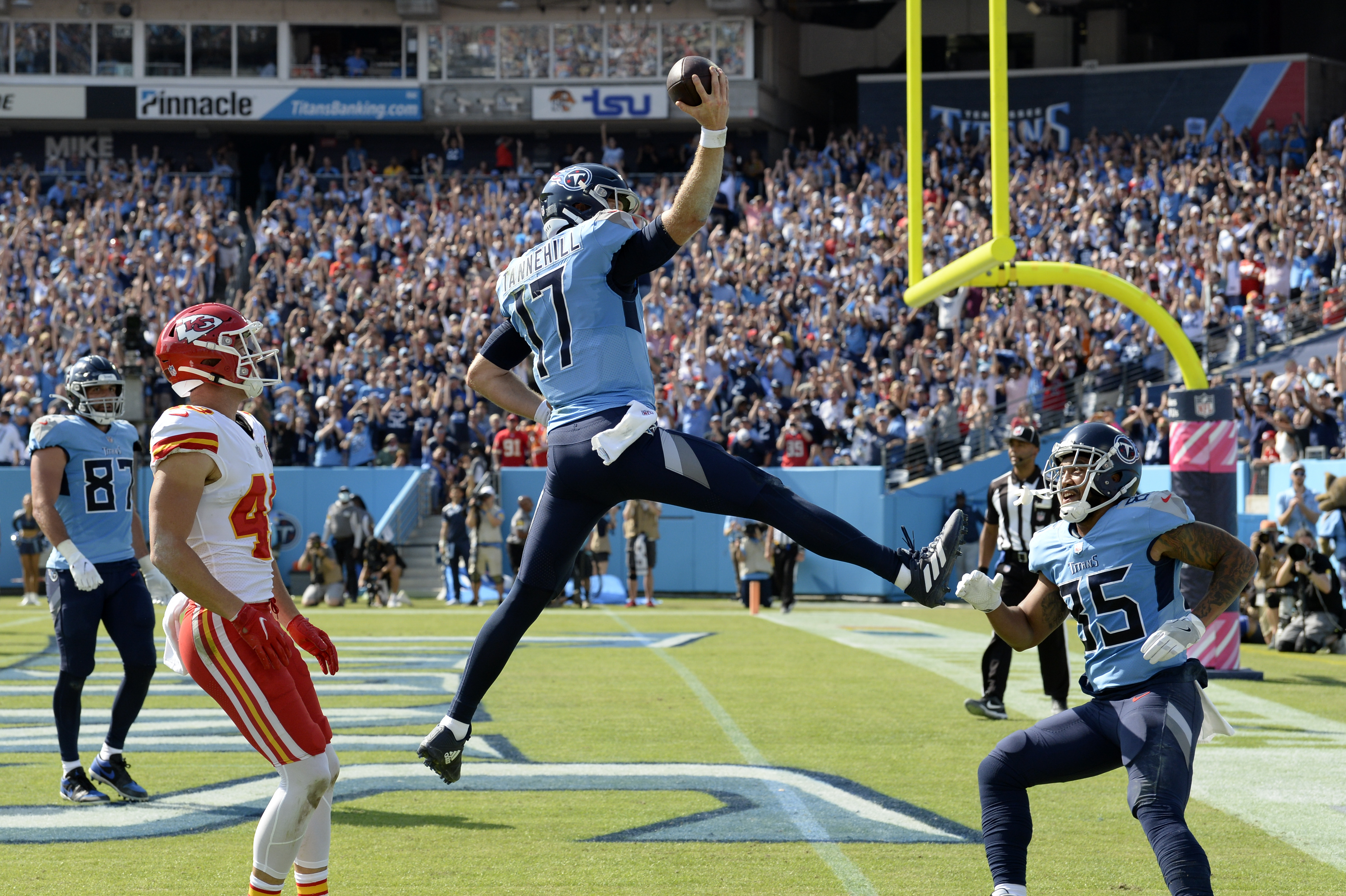 Big-man touchdown alert: Titans tackle Taylor Lewan catches one