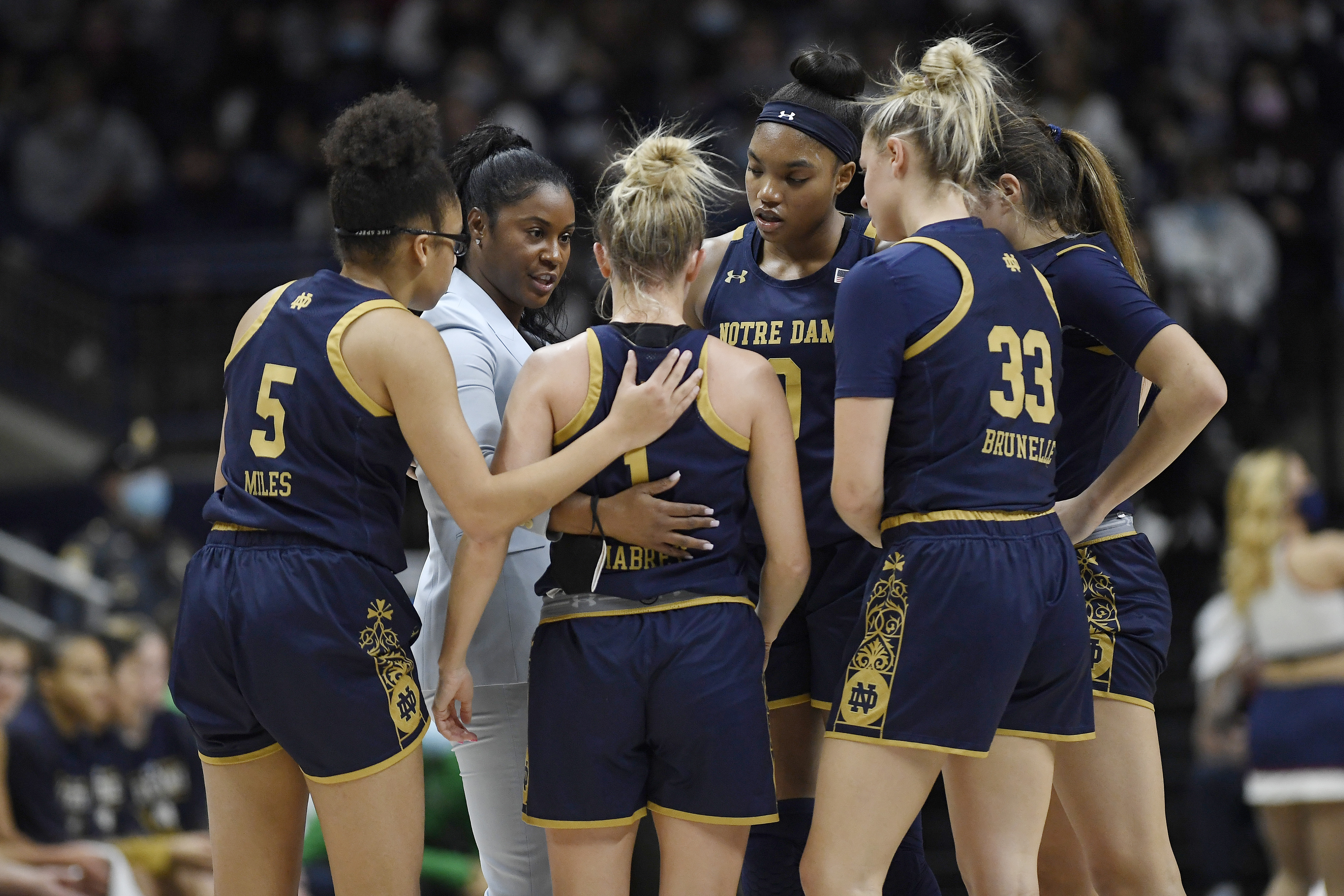 bueckers scores 22 but injured in uconn win over irish