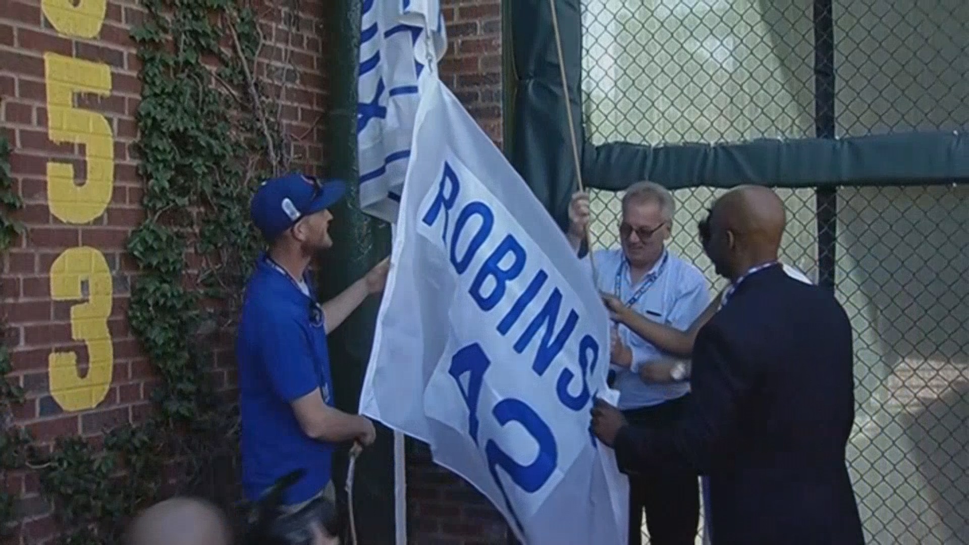 Cubs raise new flag to honor Jackie Robinson