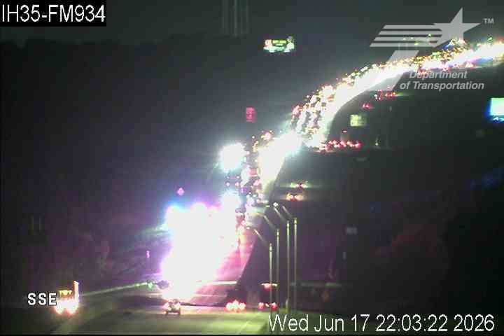 illion 2026/08/07 15時まで Major' accident shuts down northbound lanes on I-35 in Hill County