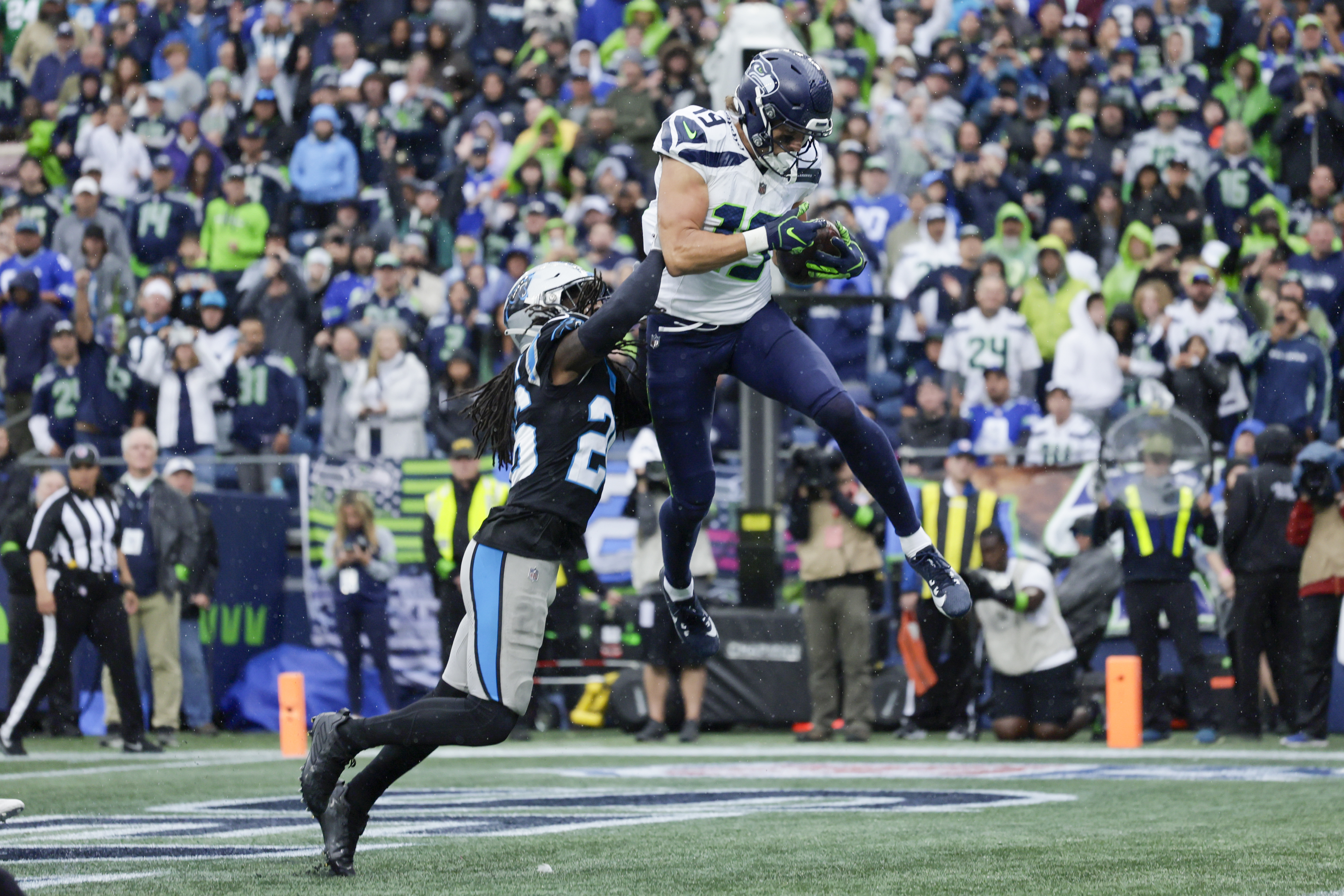 Kenneth Walker III sparks Seahawks in second half as Seattle pulls away to  beat Carolina 37-27