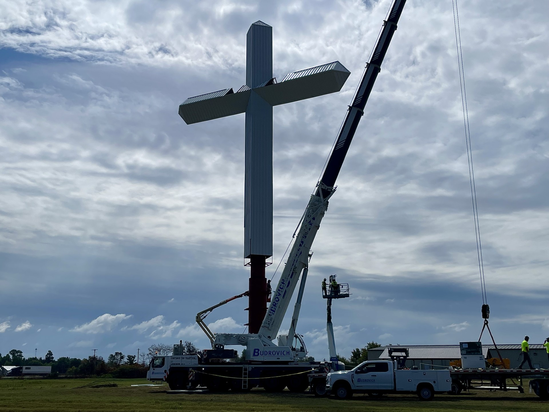 Crews raise 120-ft. cross in southeast Mo.