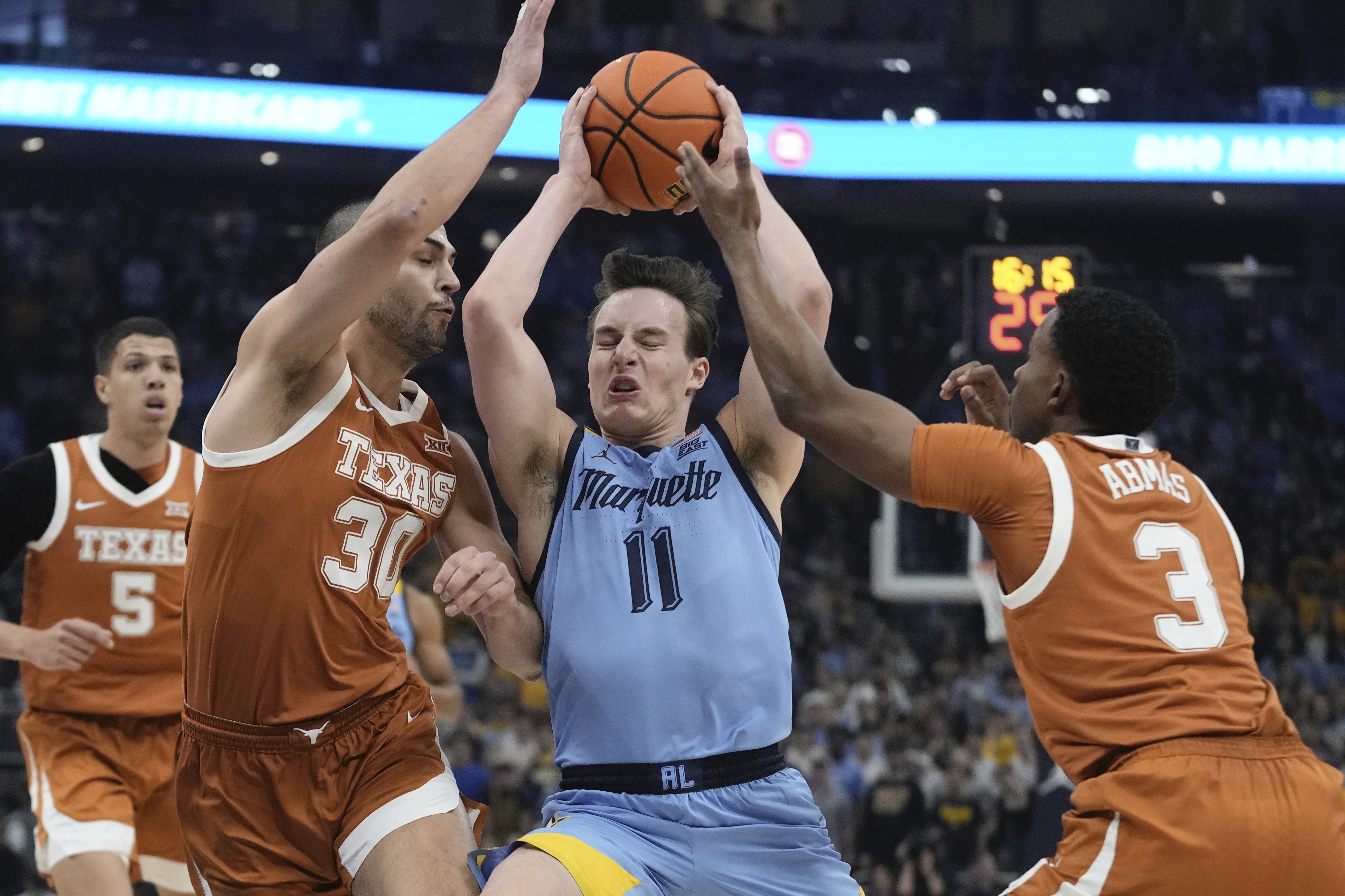 Max Klesmit scores 21 points as Wisconsin Badgers knock off No.3 Marquette