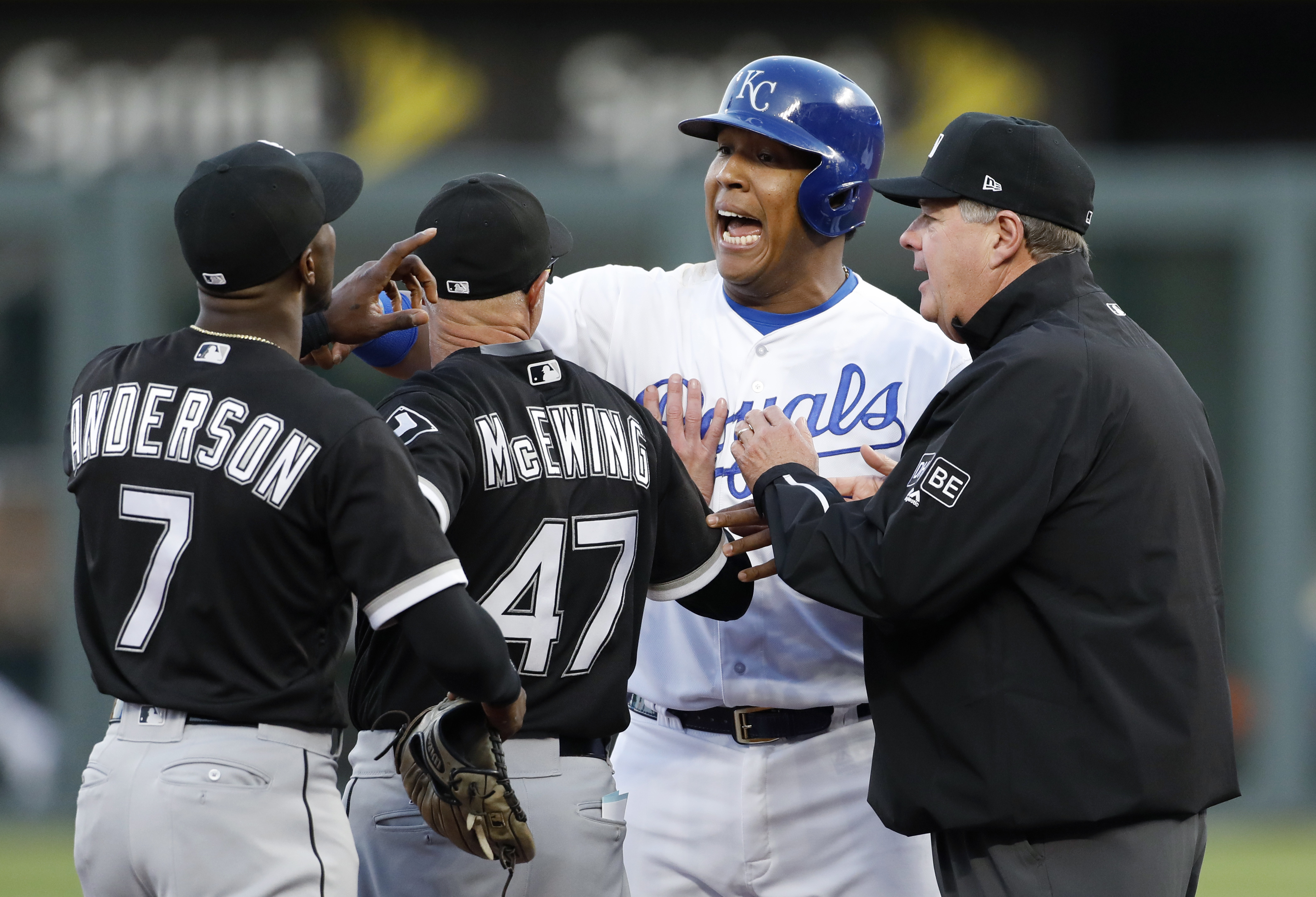 Royals end 5-game skid, beat White Sox 5-2 to split twinbill
