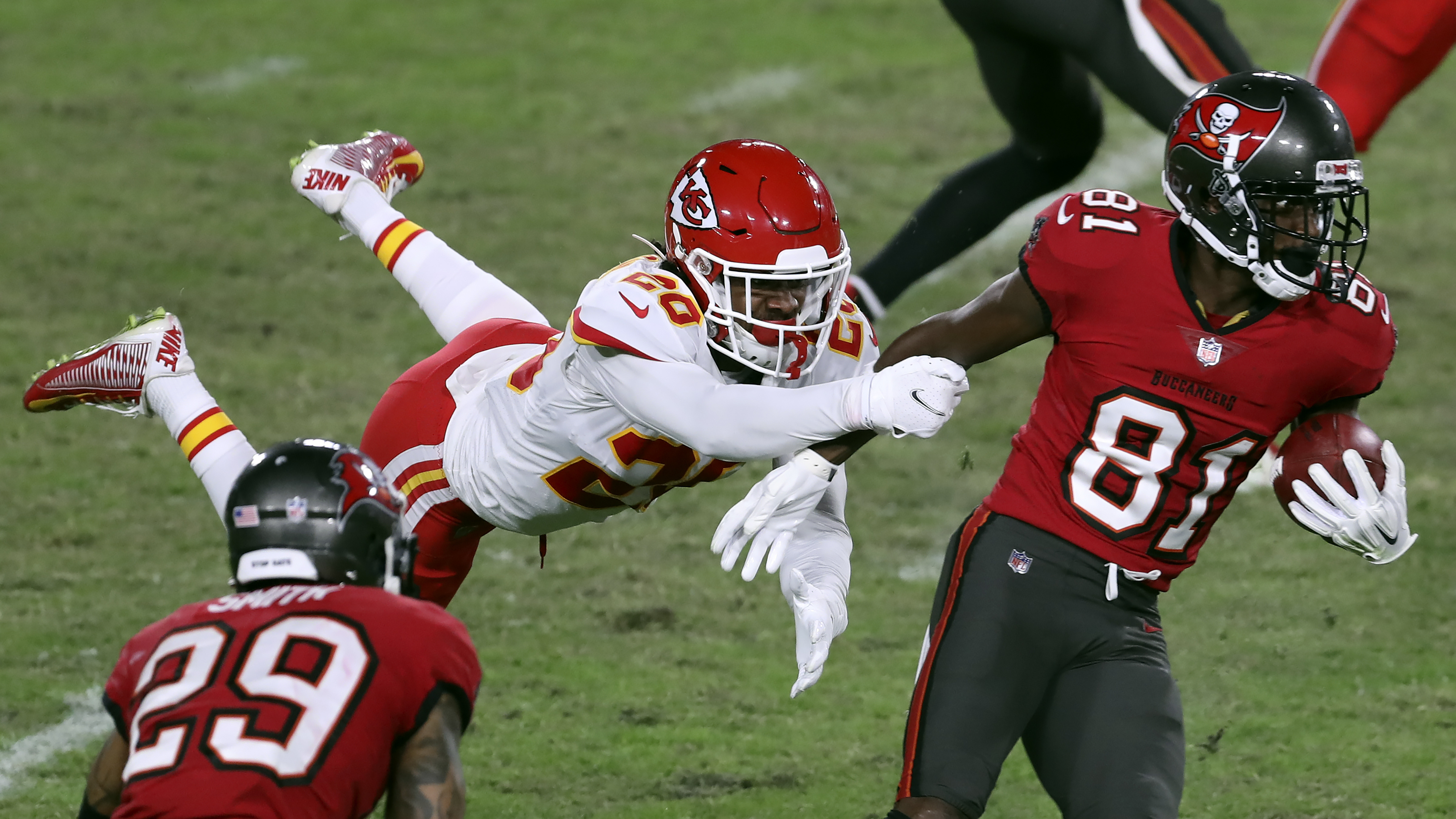 Chiefs hold off Bucs 27-24 as Mahomes outplays Brady