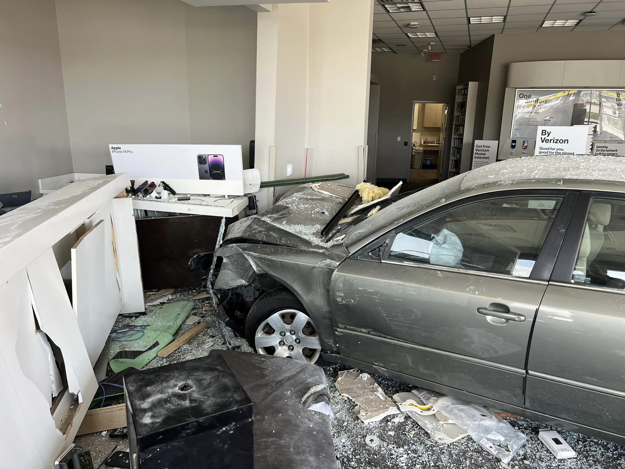 Vehicle crashes into Wisconsin cellphone store injures 5