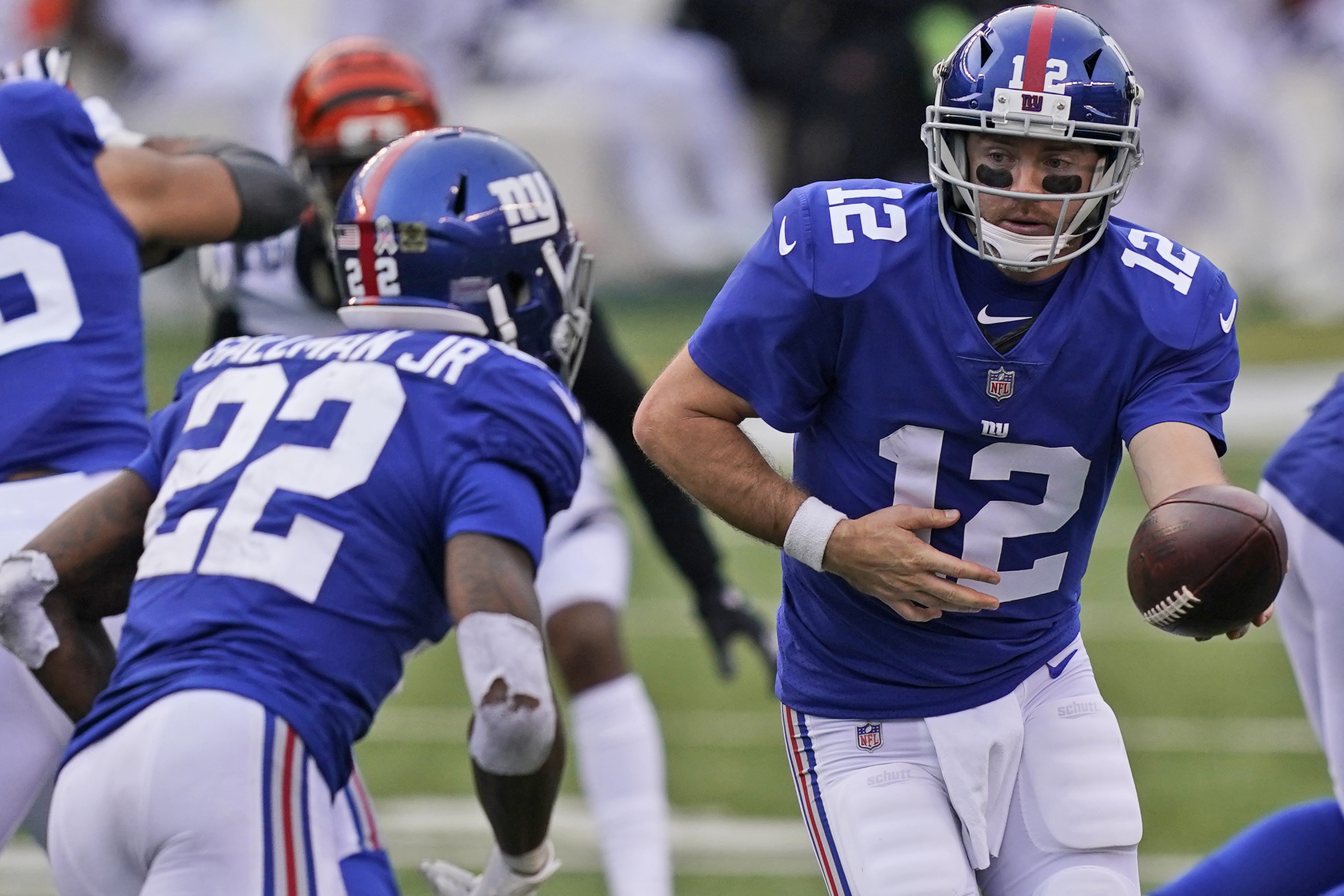 Jones injured in Giants' win over Burrow-less Bengals