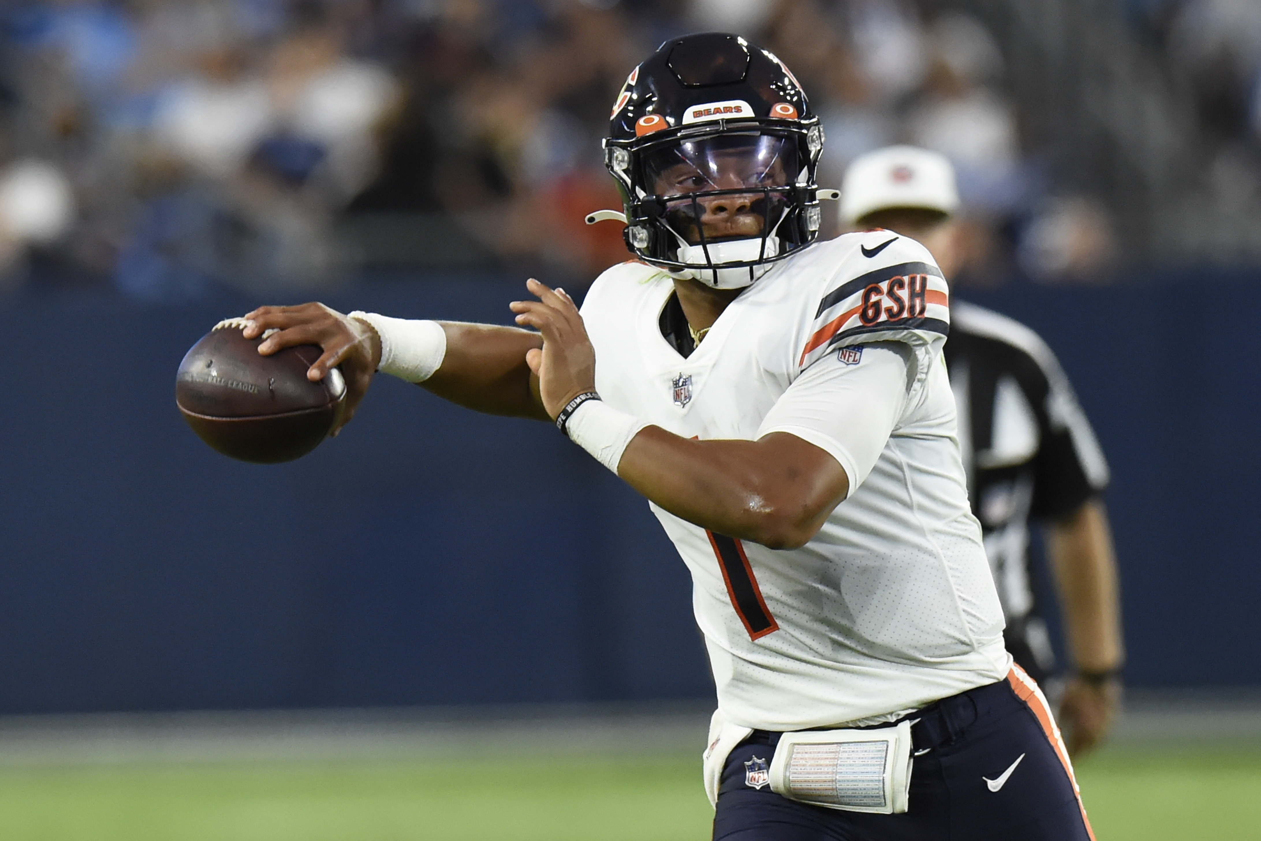 Justin Fields Makes His 1st Start, Chicago Bears Beat Titans 27-24