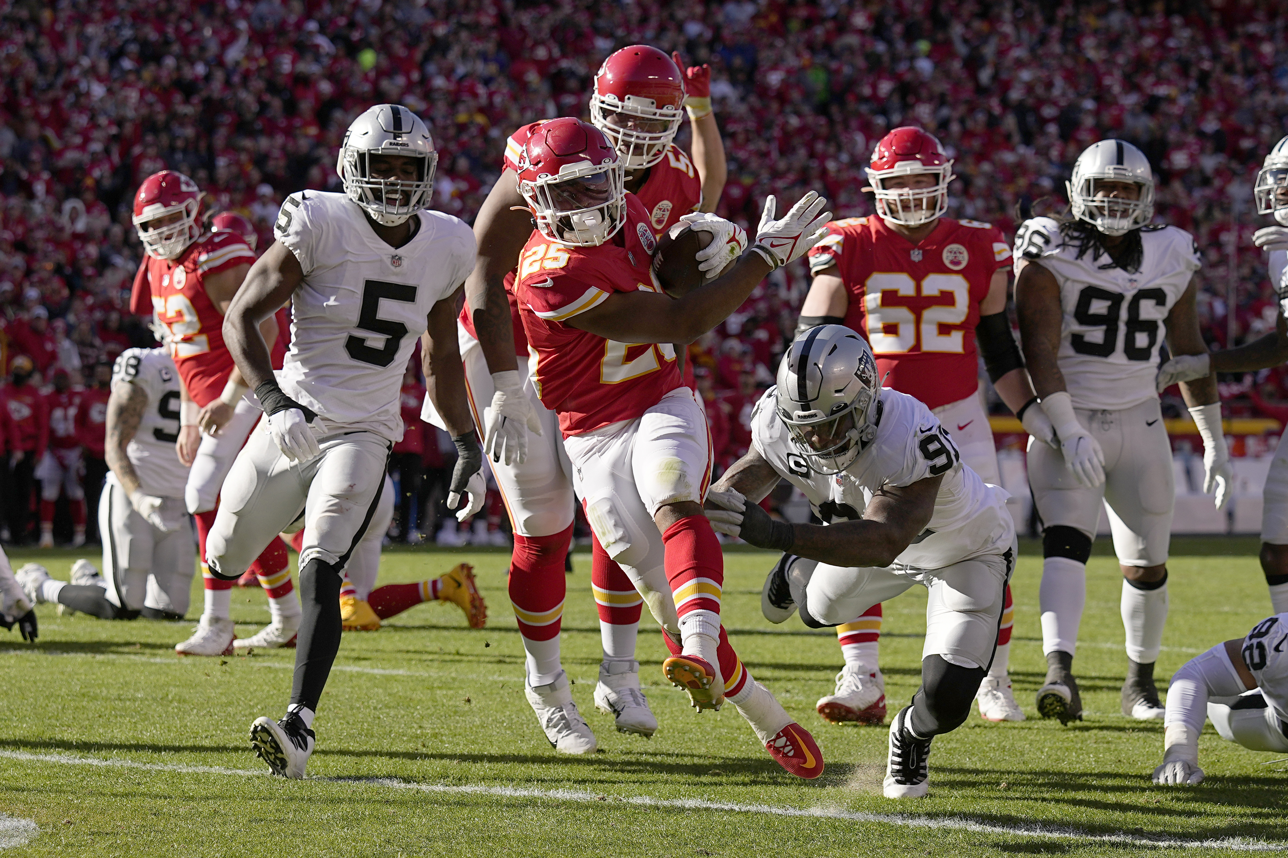 Kansas City Chiefs' Clyde Edwards-Helaire to miss the Broncos game due to  shoulder injury