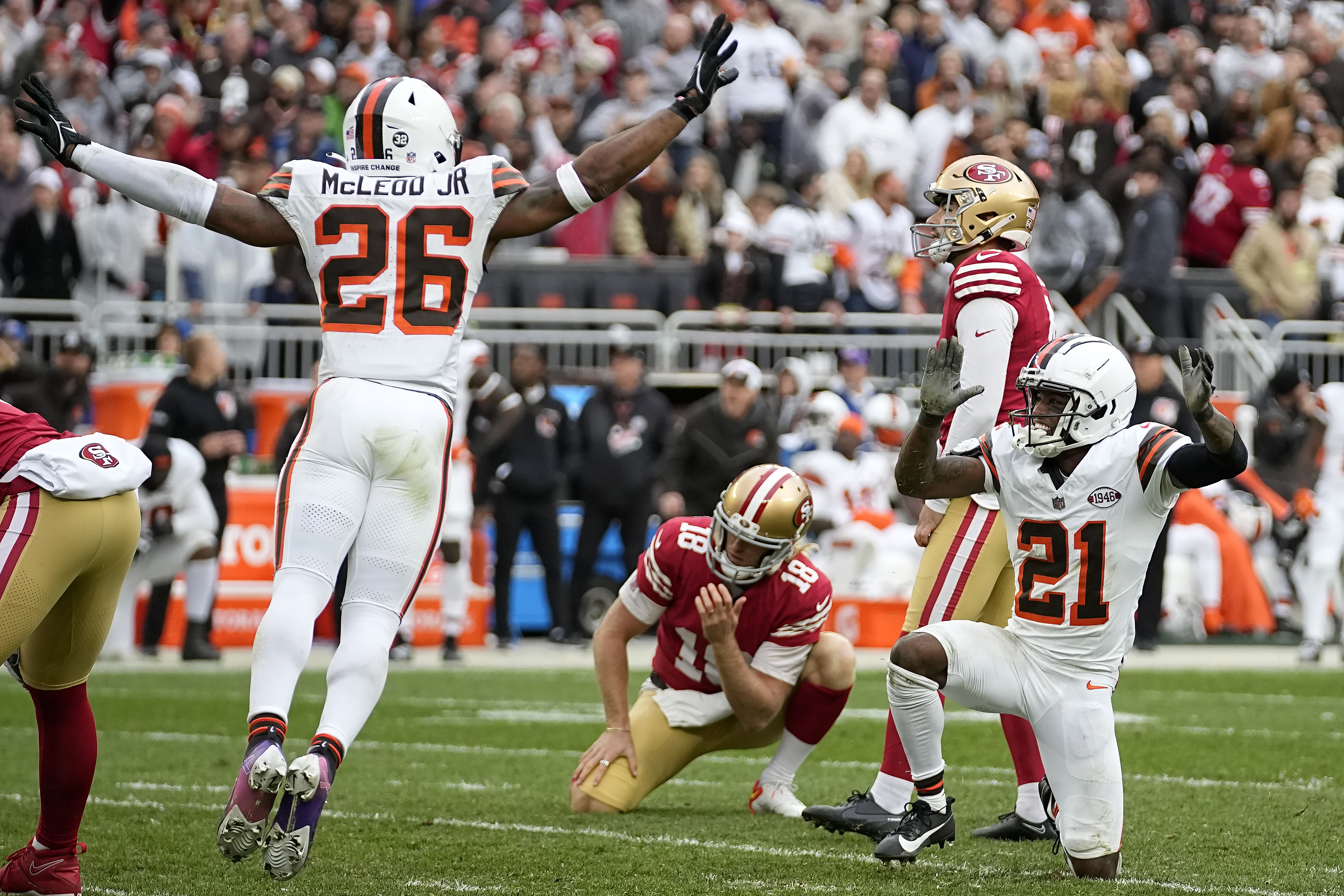 Browns stun 49ers 19-17, hand San Francisco its first loss and QB