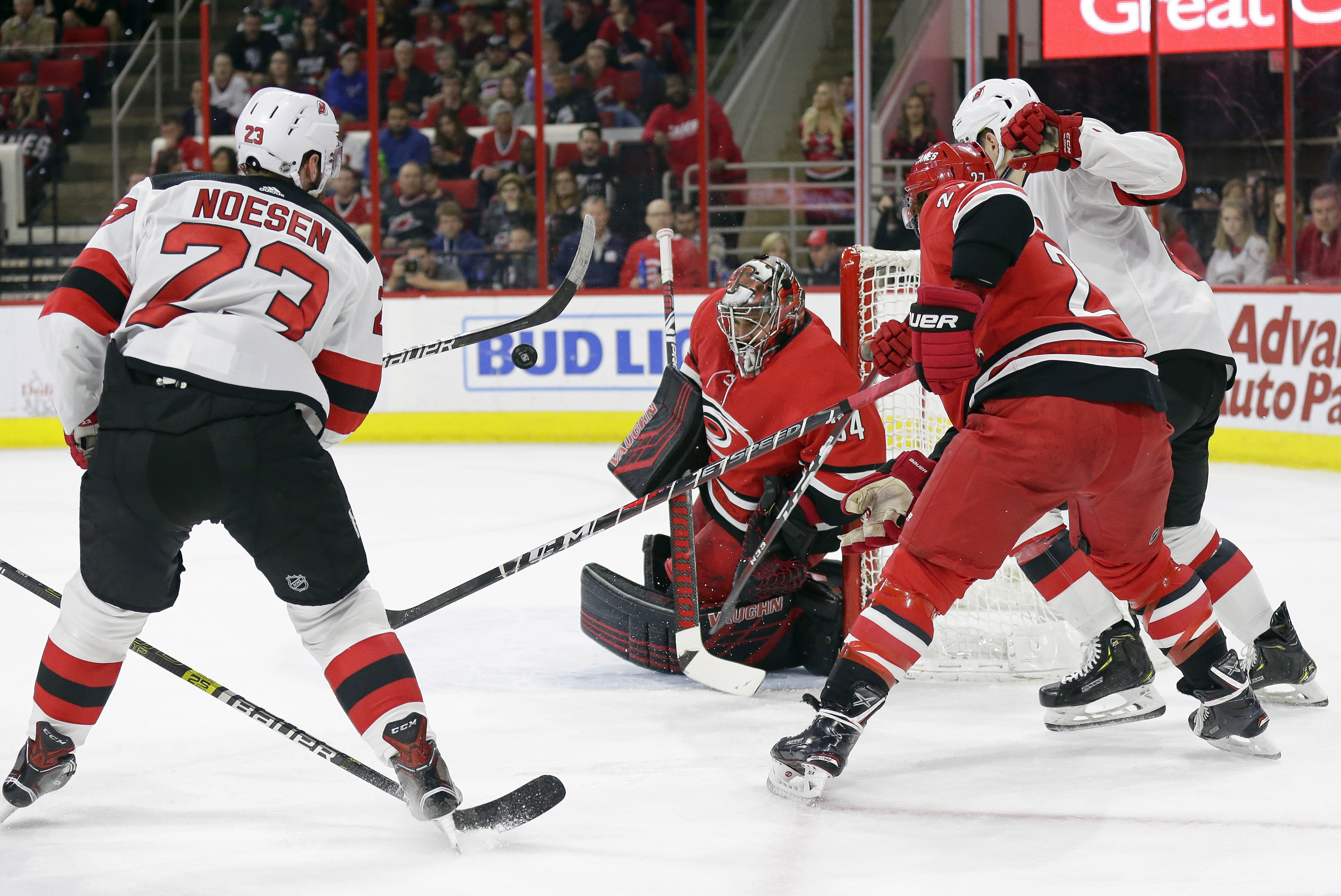 Carolina Hurricanes beat the New Jersey Devils, move into 1st in  Metropolitan Division